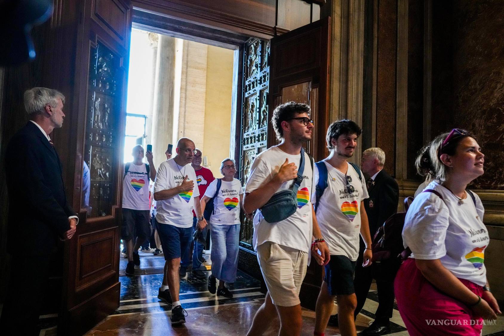 $!Miembros de la comunidad católica LGBTQ+ en una peregrinación de Año Santo a Roma en la la Basílica de San Pedro, el 6 de septiembre de 2025.