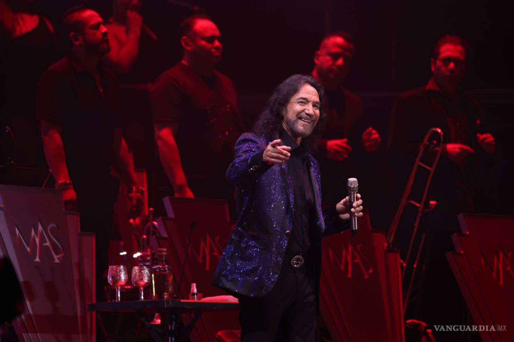 $!Durante la noche el cantante conectó con su público en varias ocasiones emotivas.