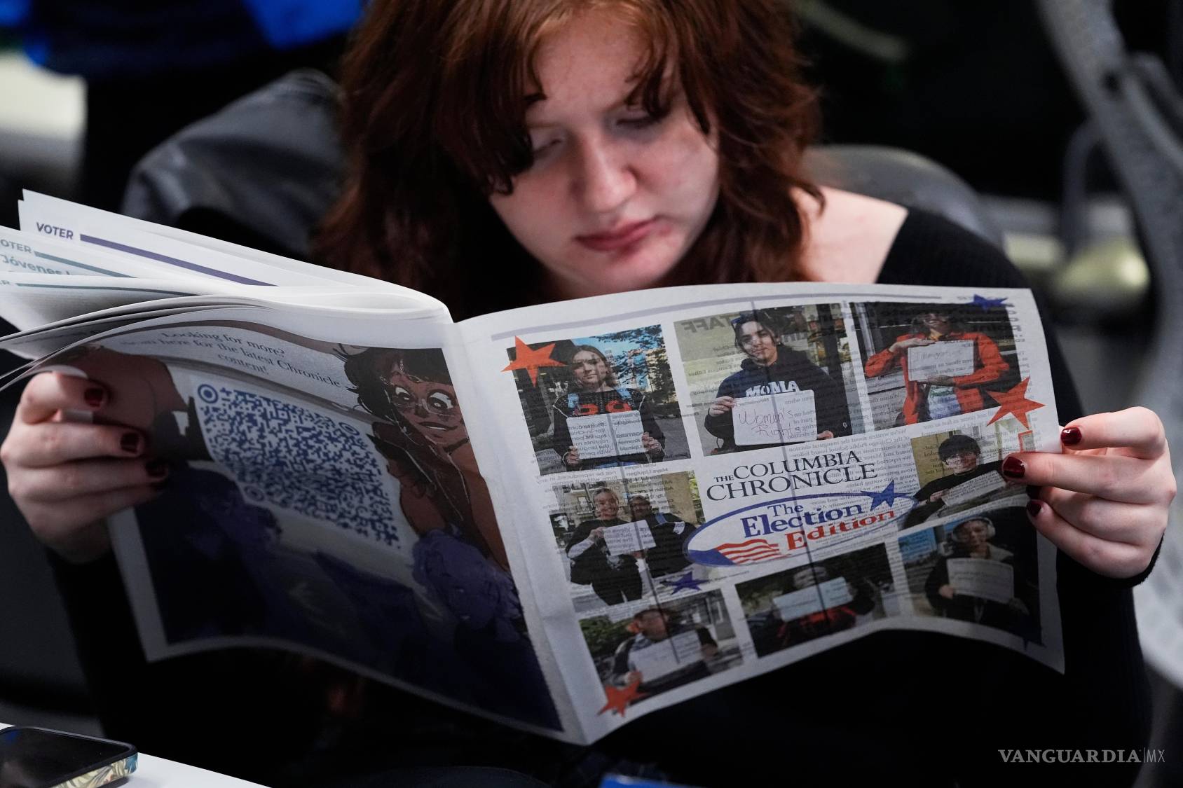 $!Kailey Ryan, estudiante de Columbia College Chicago, lee un periódico en Chicago el 5 de noviembre de 2024.
