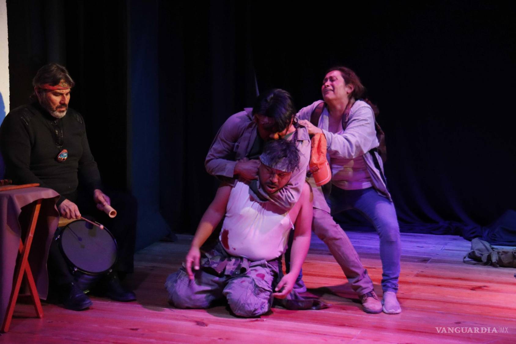 $!La puesta ofrece momentos muy atractivos, como el duelo entre los dos polleros.