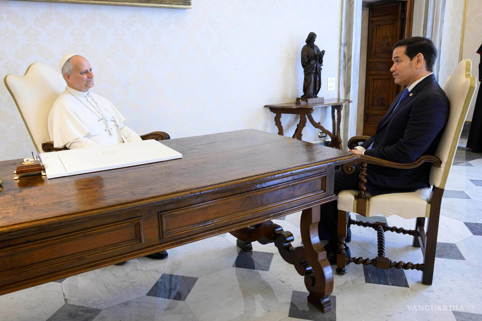 $!El Papa León XIV se reúne con el Secretario de Estado Marco Rubio, a la derecha, en la biblioteca privada del Papa en el Vaticano, el jueves 7 de mayo de 2026.