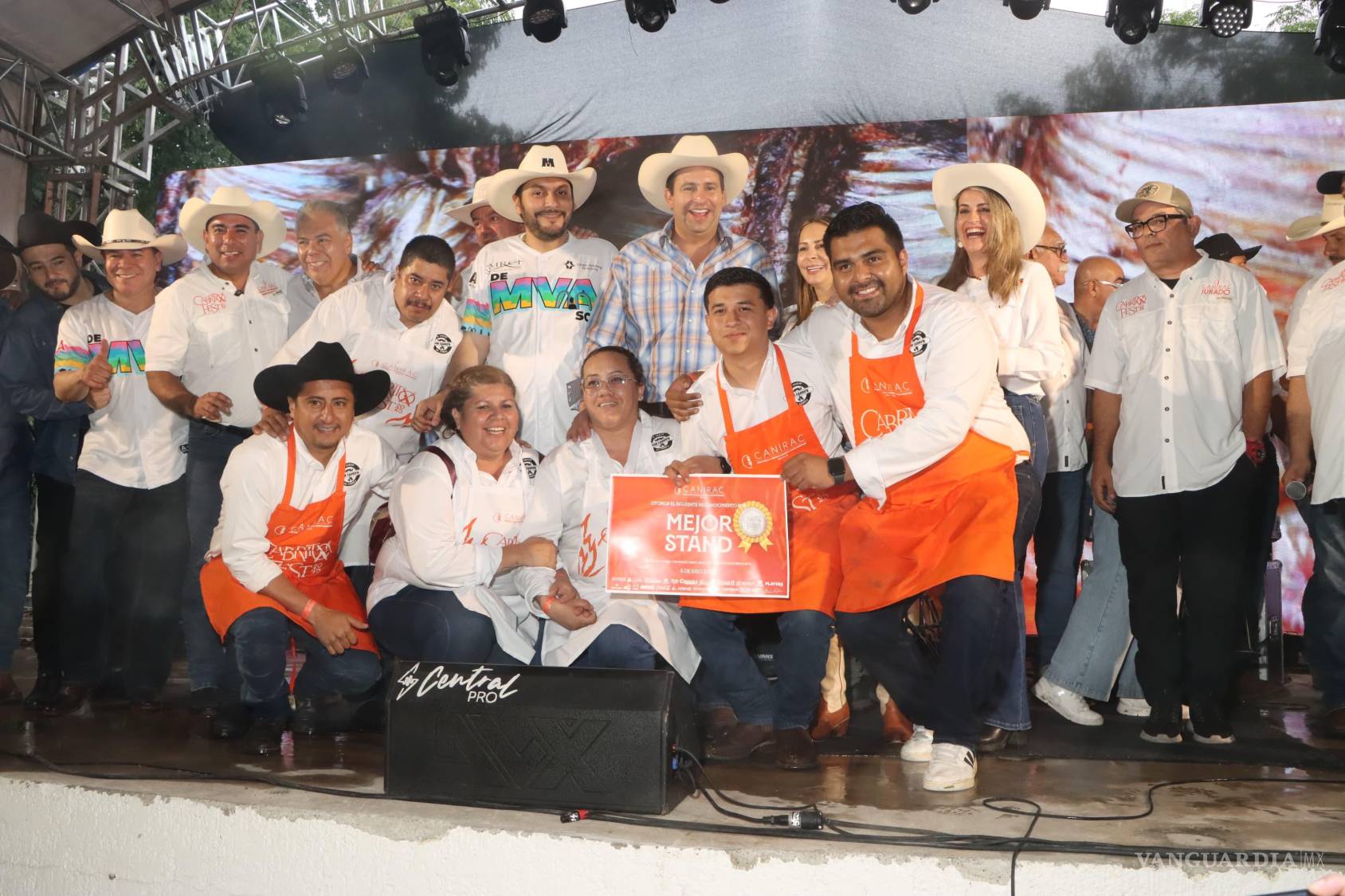 $!Los ganadores del Mejor Stand resultaron ser los integrantes de ‘Sabor y Punto’.