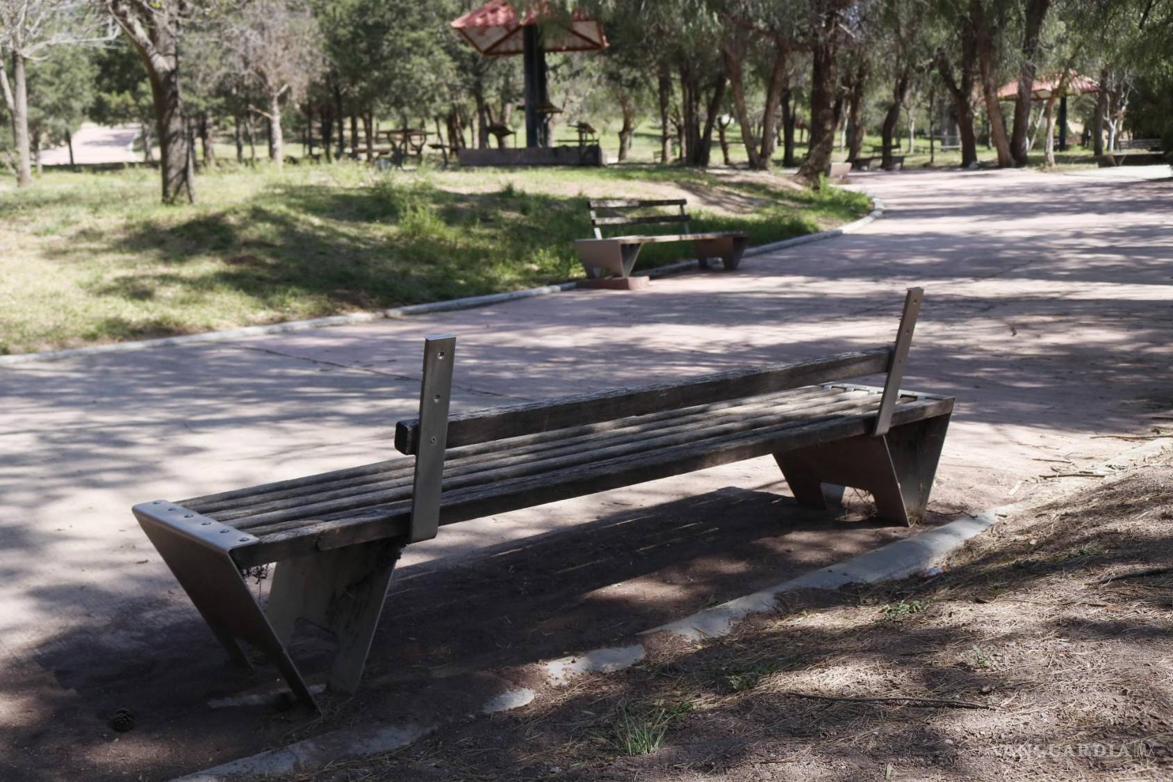 $!Las bancas están dañadas.