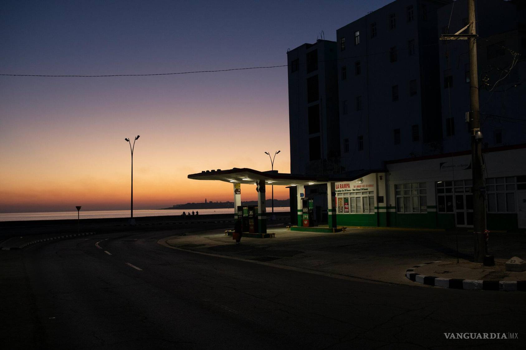 $!Pese a la predicción de Trump sobre un colapso inminente, Cuba sostiene su red con petróleo nacional, parques solares chinos e inventos caseros.