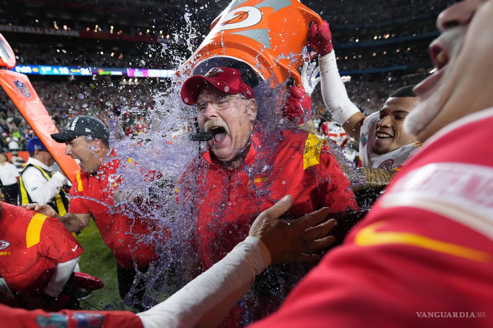 $!Una de las apuestas previo al Super Bowl, es de qué color de Gatorade será bañado el head coach ganador.