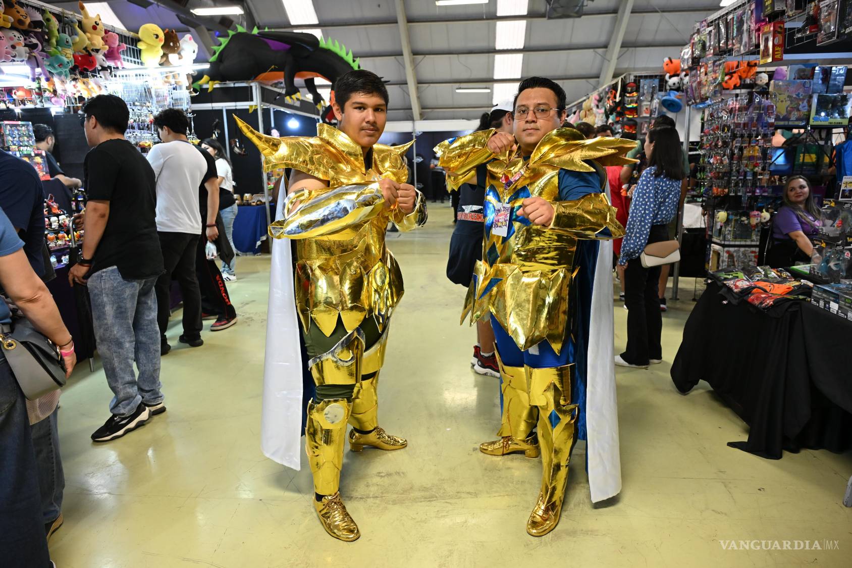$!Jóvenes disfrazados de los Caballeros del Zodiaco fueron parte del color en el Otakufest.