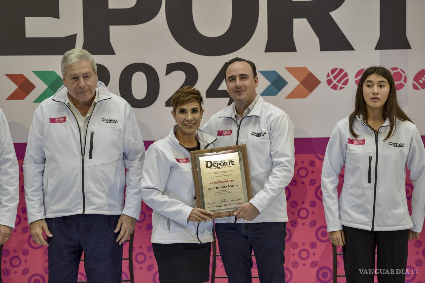 $!Rocío Ramírez Alverde, reconocida nadadora máster, recibió el premio por su trayectoria en competencias de aguas abiertas.