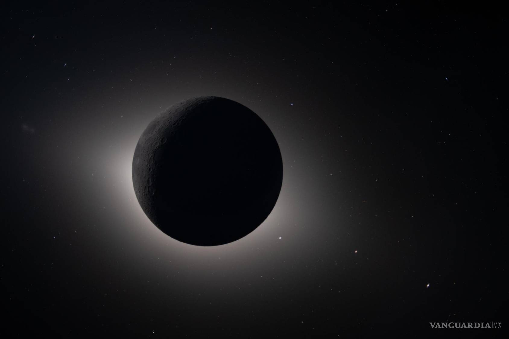 $!Imagen tomada por integrantes de la tripulación de la misión Artemis II el 6 de abril de 2026, mostrando a la Luna eclipsando por completo al Sol.