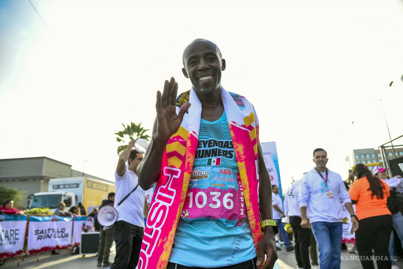 $!Stephen Ndege cruza la meta y se corona como tricampeón del Maratón Saltillo con un tiempo impresionante de 2:24:25.
