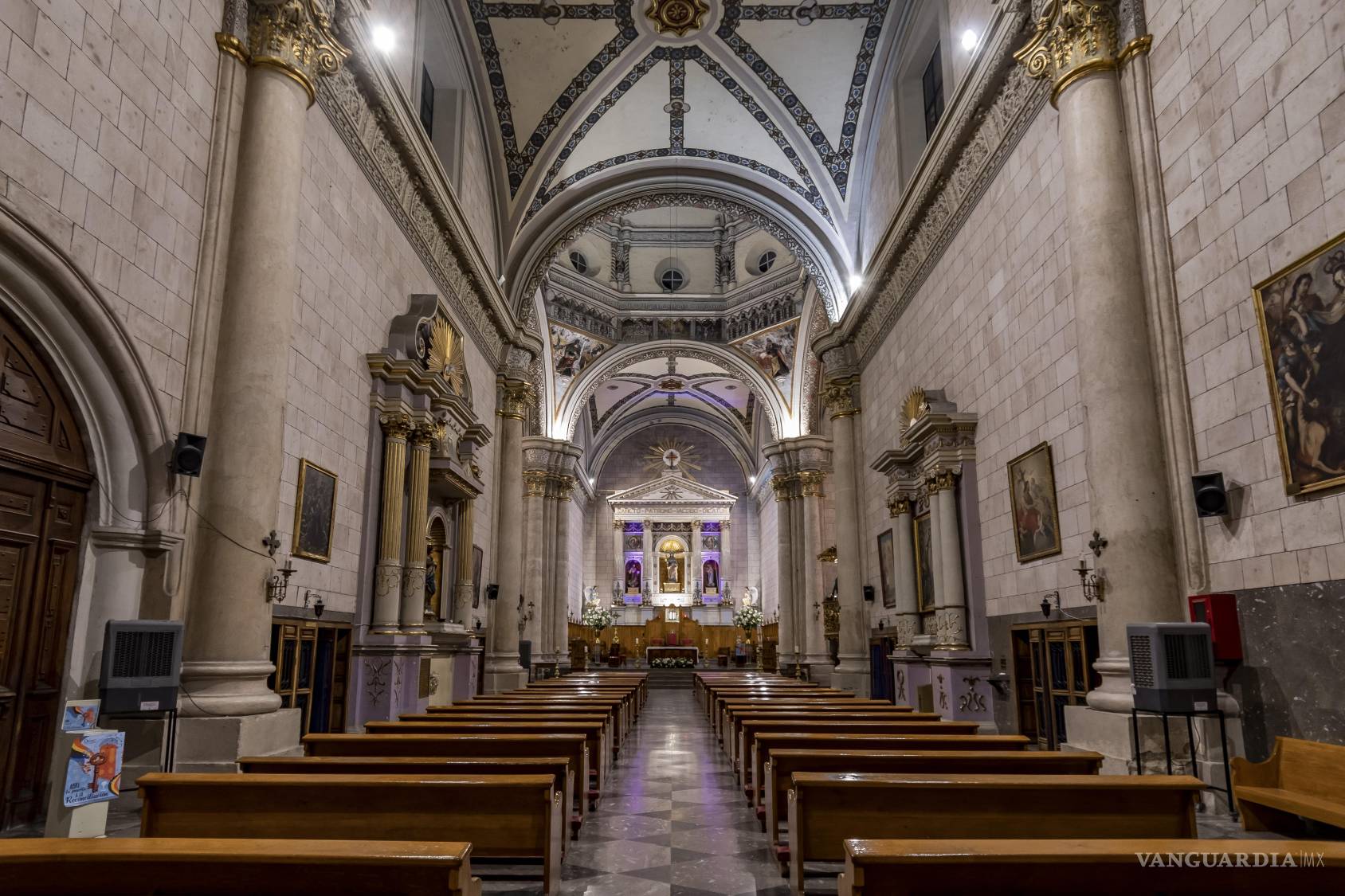 $!Desde la nave central, el patrono parece reducirse ante la escala de la Catedral. Está colocado en el centro del templo, aunque la propia monumentalidad del edificio puede convertirlo en una presencia casi secreta.