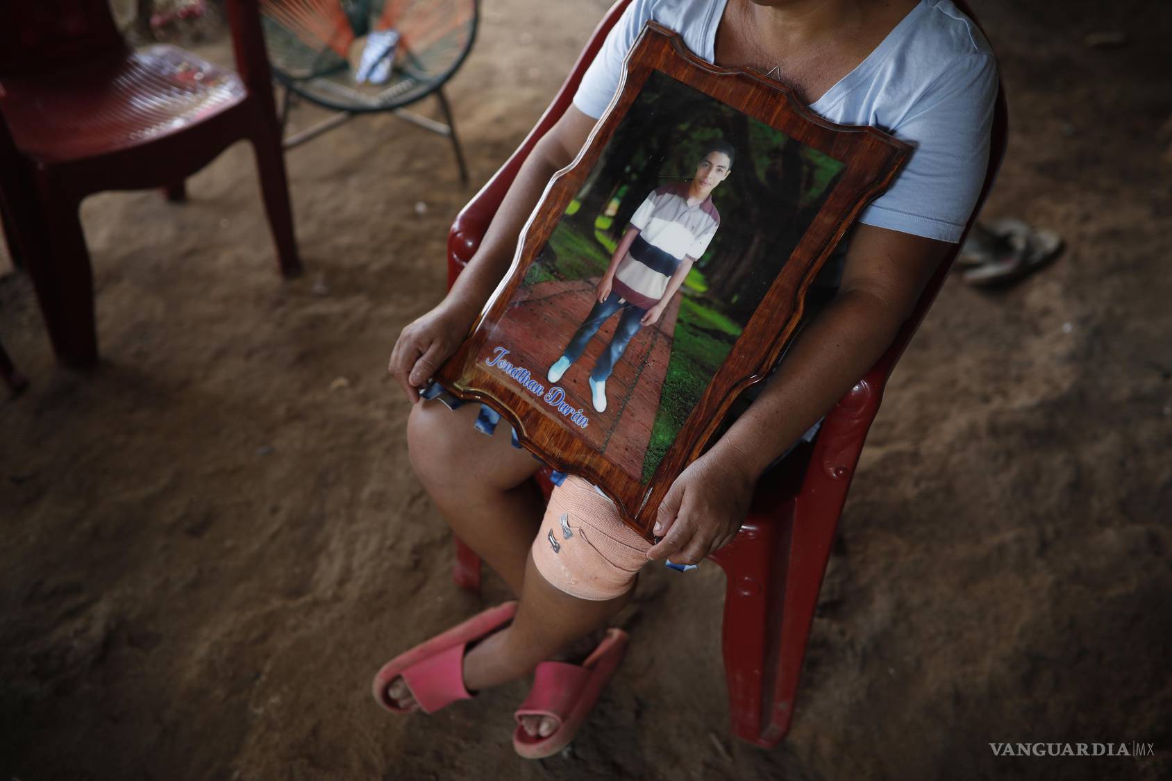 $!Ana Cecilia Durán, con una fotografía de su hijo, Jonathan Inocente González Durán que fue detenido el 19 de abril de 2022 y murió en un hospital.