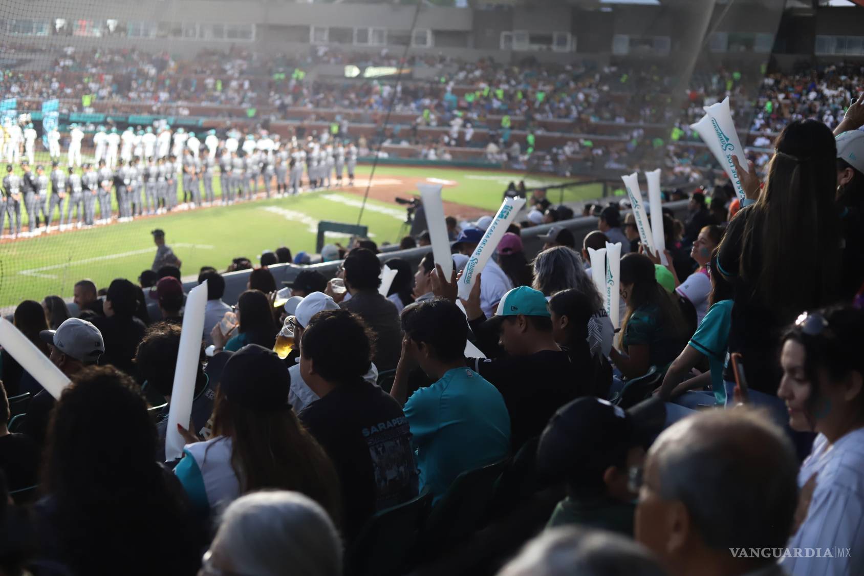 $!La temporada 2025 de los Saraperos de Saltillo comenzó con casa llena, música, fuegos artificiales y afición.