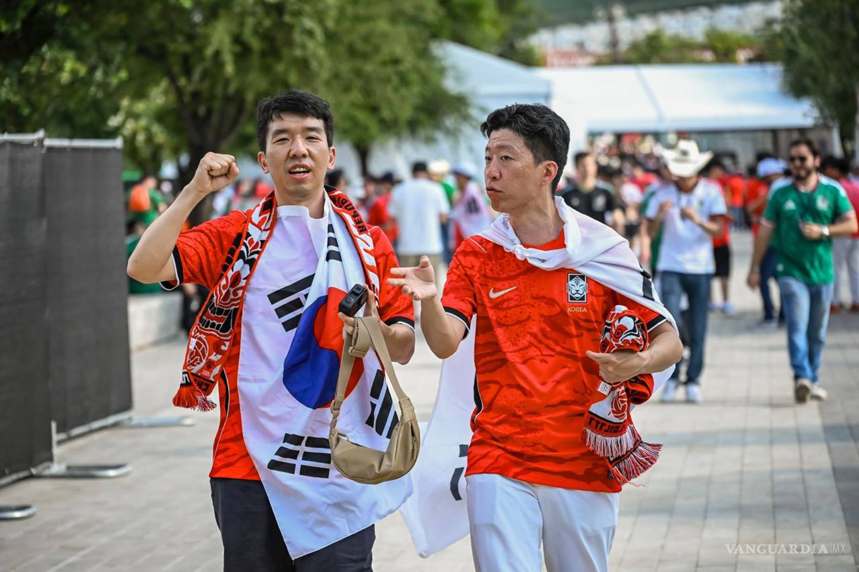 $!Aficionados de Corea del Sur y sudafricanos recorrieron las calles de Monterrey antes del partido, emocionados por vivir su primera experiencia mundialista en México.