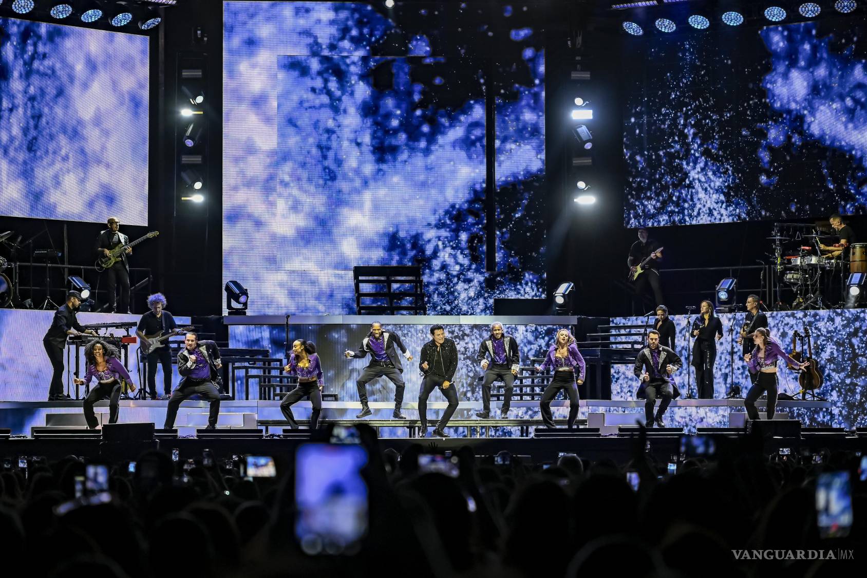 $!Chayanne reconquista el corazón de las mamás de Saltillo con una noche de ritmo y nostalgia