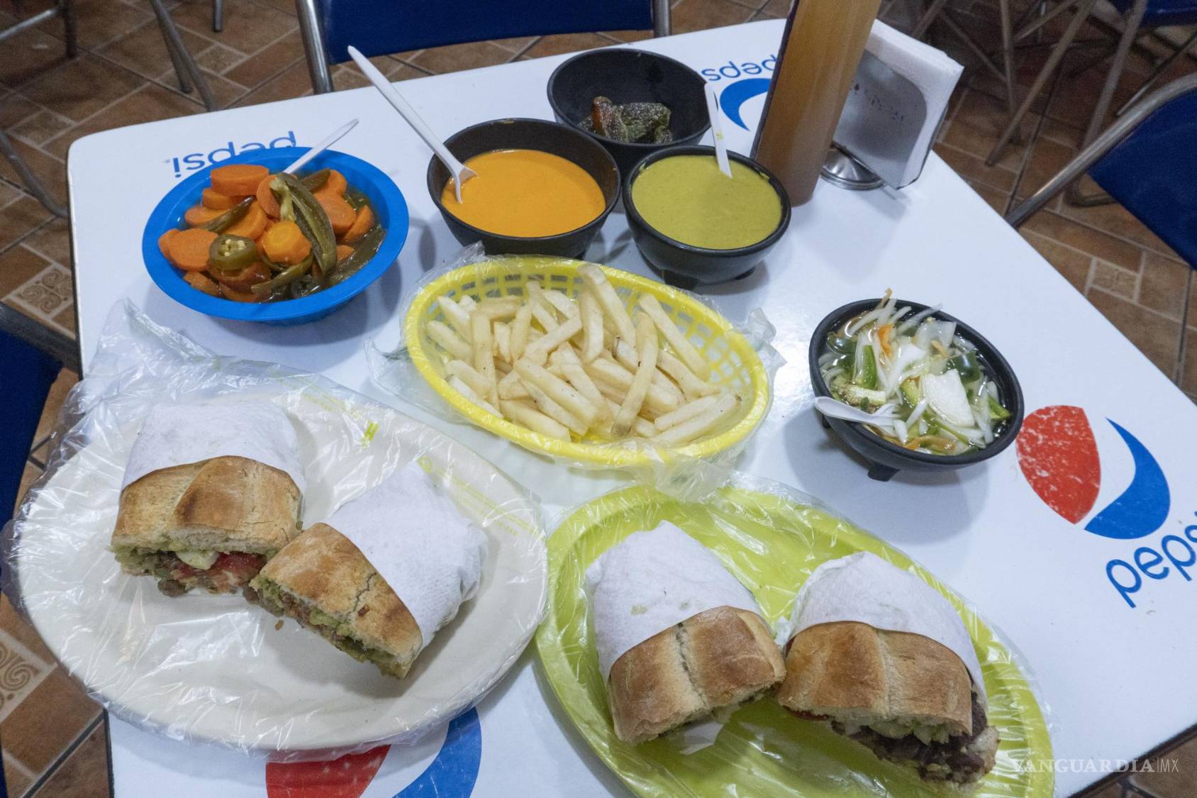 $!Las tortas son tan grandes, que deben partirse por la mitad para disfrutarse adecuadamente.