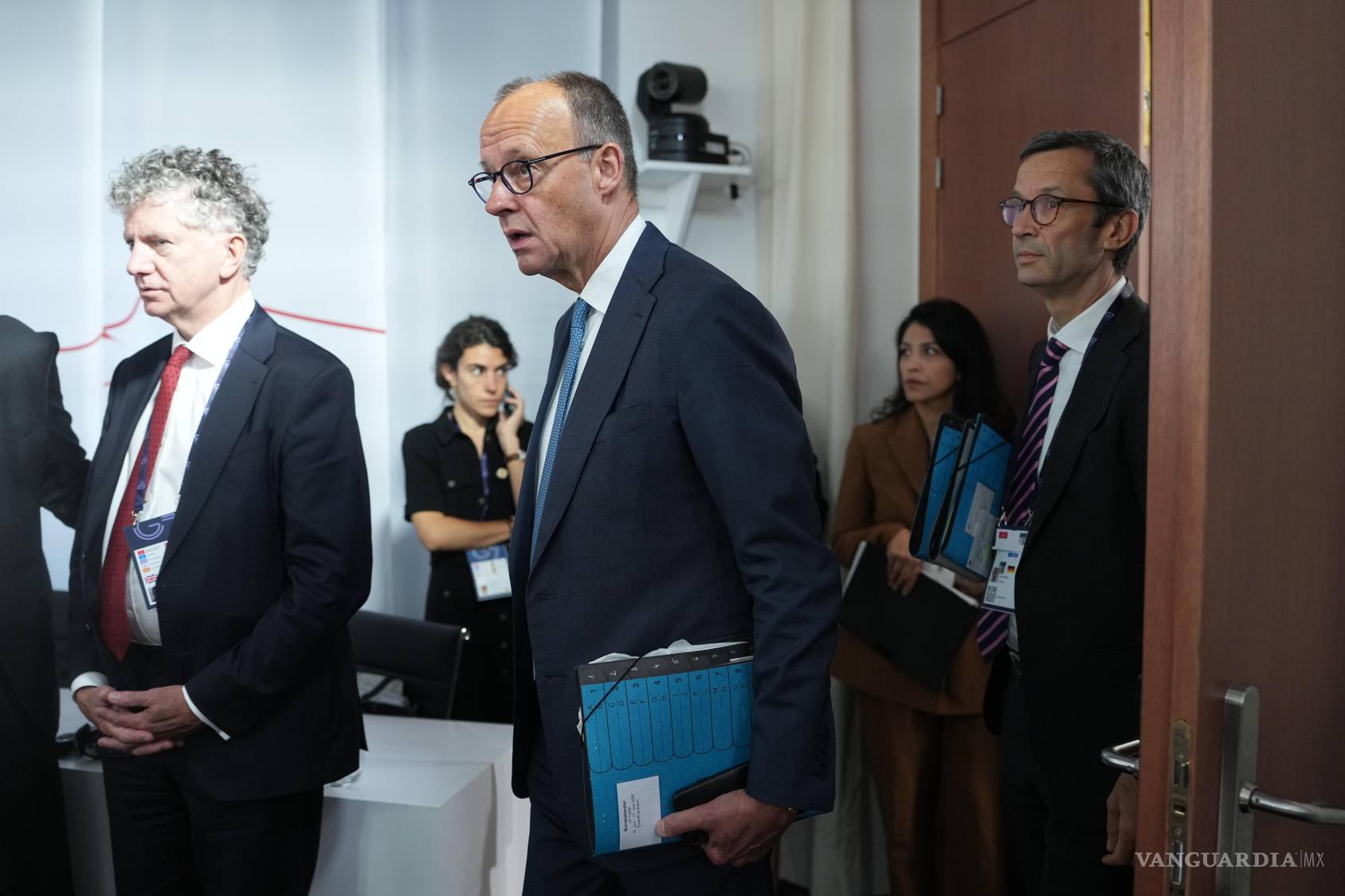 $!El canciller alemán Friedrich Merz llega a una sesión de trabajo en la cumbre del G7 en Evian-les-Bains, Francia.
