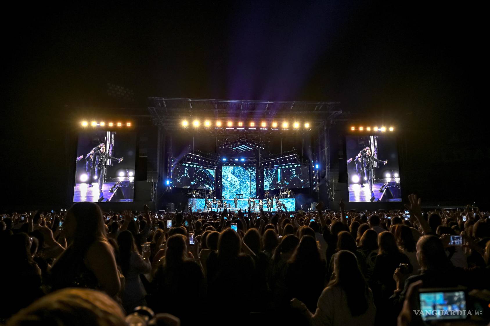 $!Chayanne reconquista el corazón de las mamás de Saltillo con una noche de ritmo y nostalgia