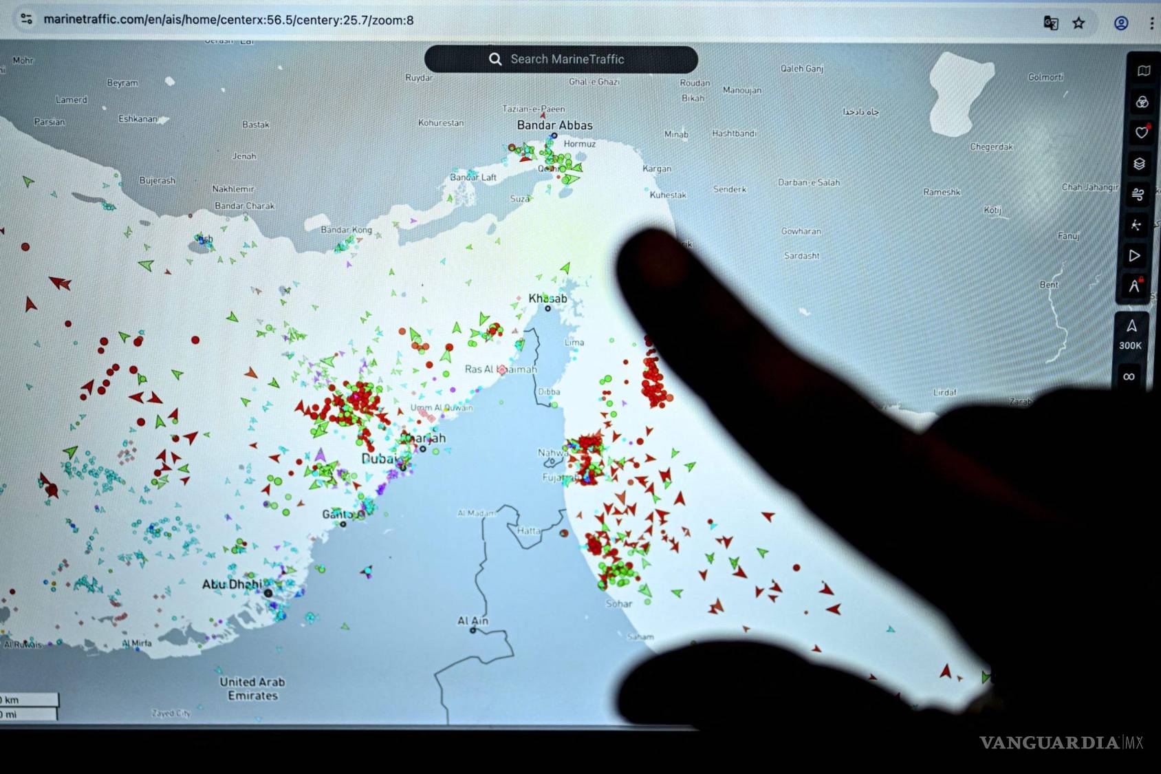 $!El mapa de MarineTraffic muestra el estrecho repleto de marcadores de barcos (verdes y rojos), ilustrando el “control geográfico” que Irán ejerce sobre el 20 por ciento del suministro mundial de petróleo.
