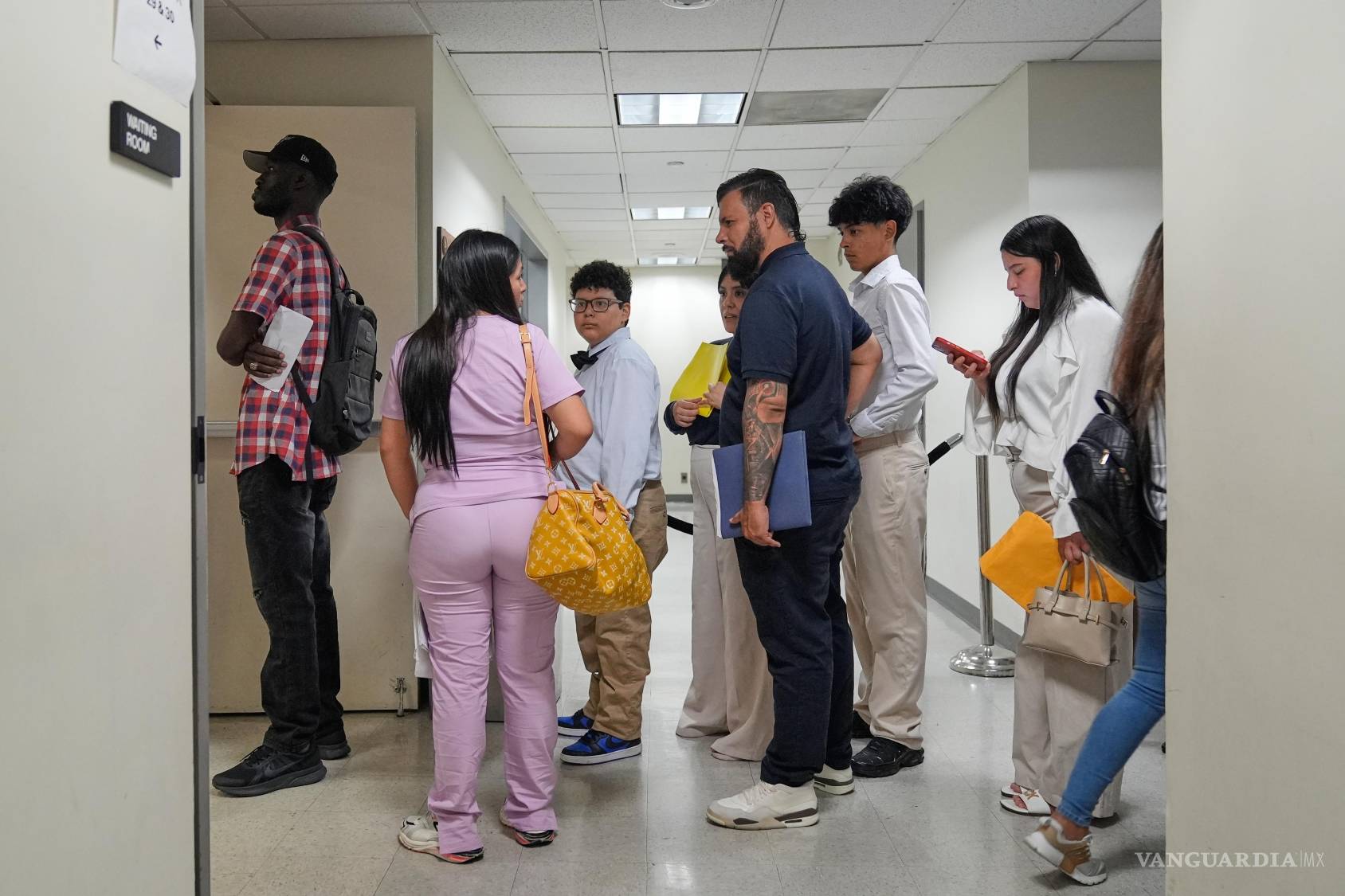 $!Una fila de personas esperan en fila en un tribunal migratorio en Nueva York, el 27 de julio de 2026.