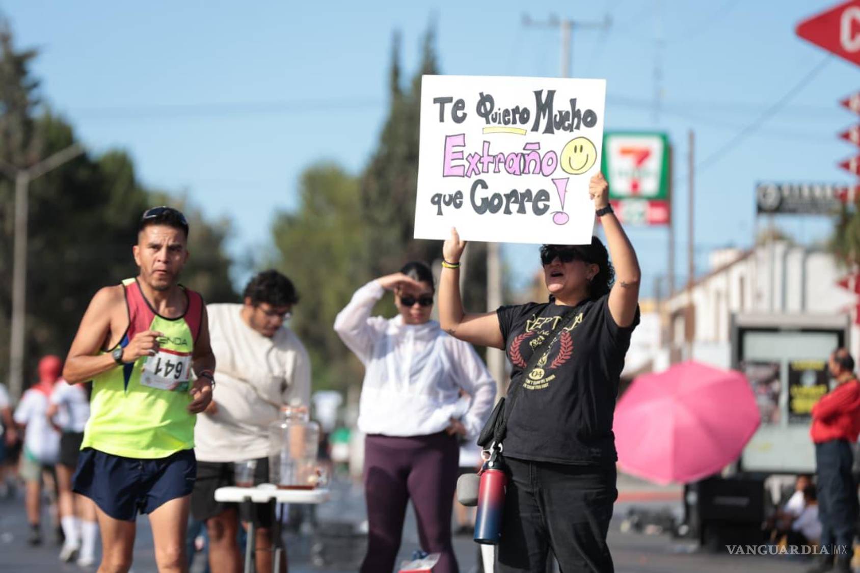 $!Miles de personas salieron a las calles para apoyar a los corredores durante la edición 2026 de la 21K Coahuila.
