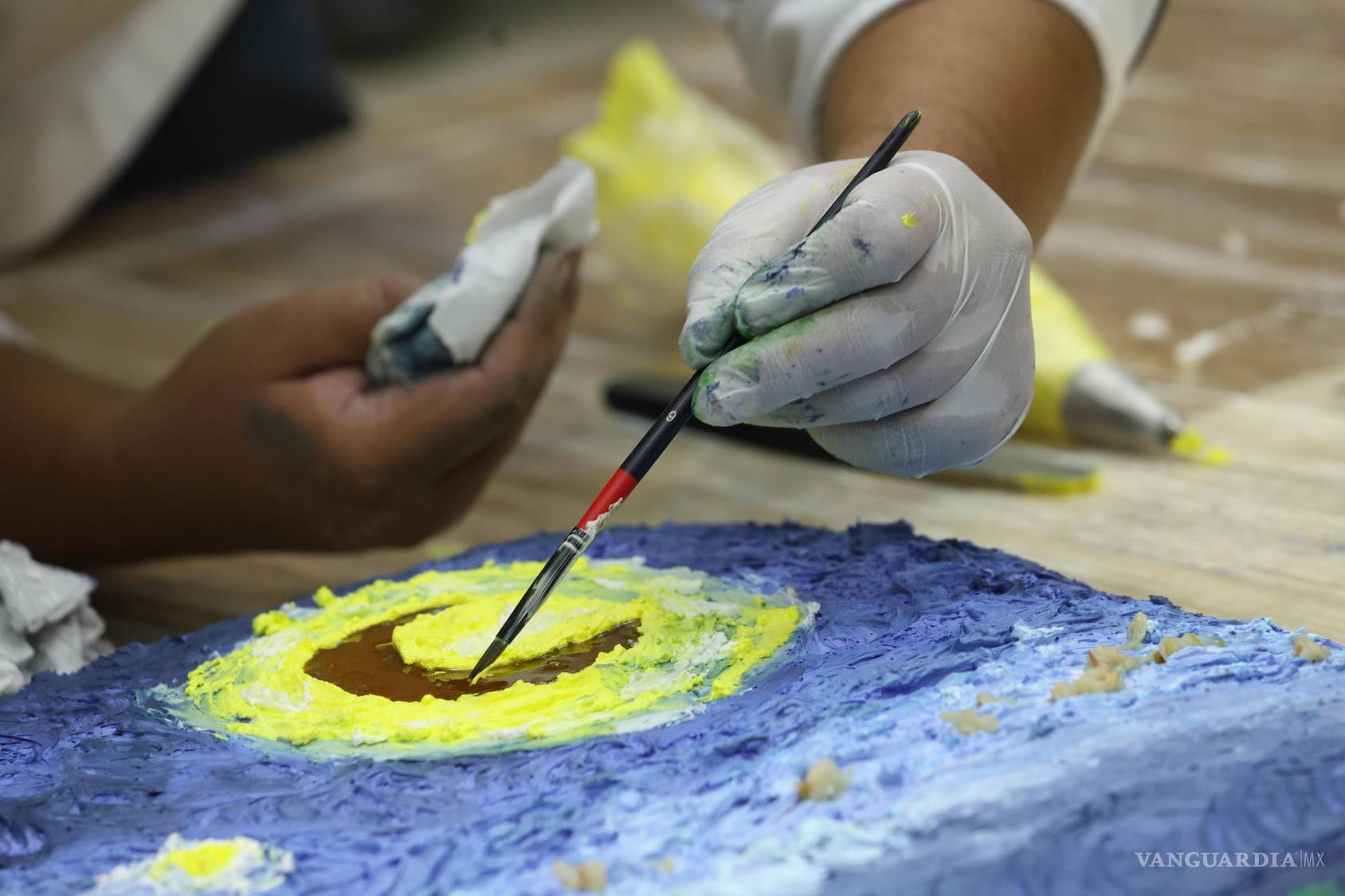 $!El pastel de 1.80 metros por 90 centímetros inspirado en La noche estrellada de Van Gogh deslumbró a los asistentes por su detallada composición de sabores y colores.