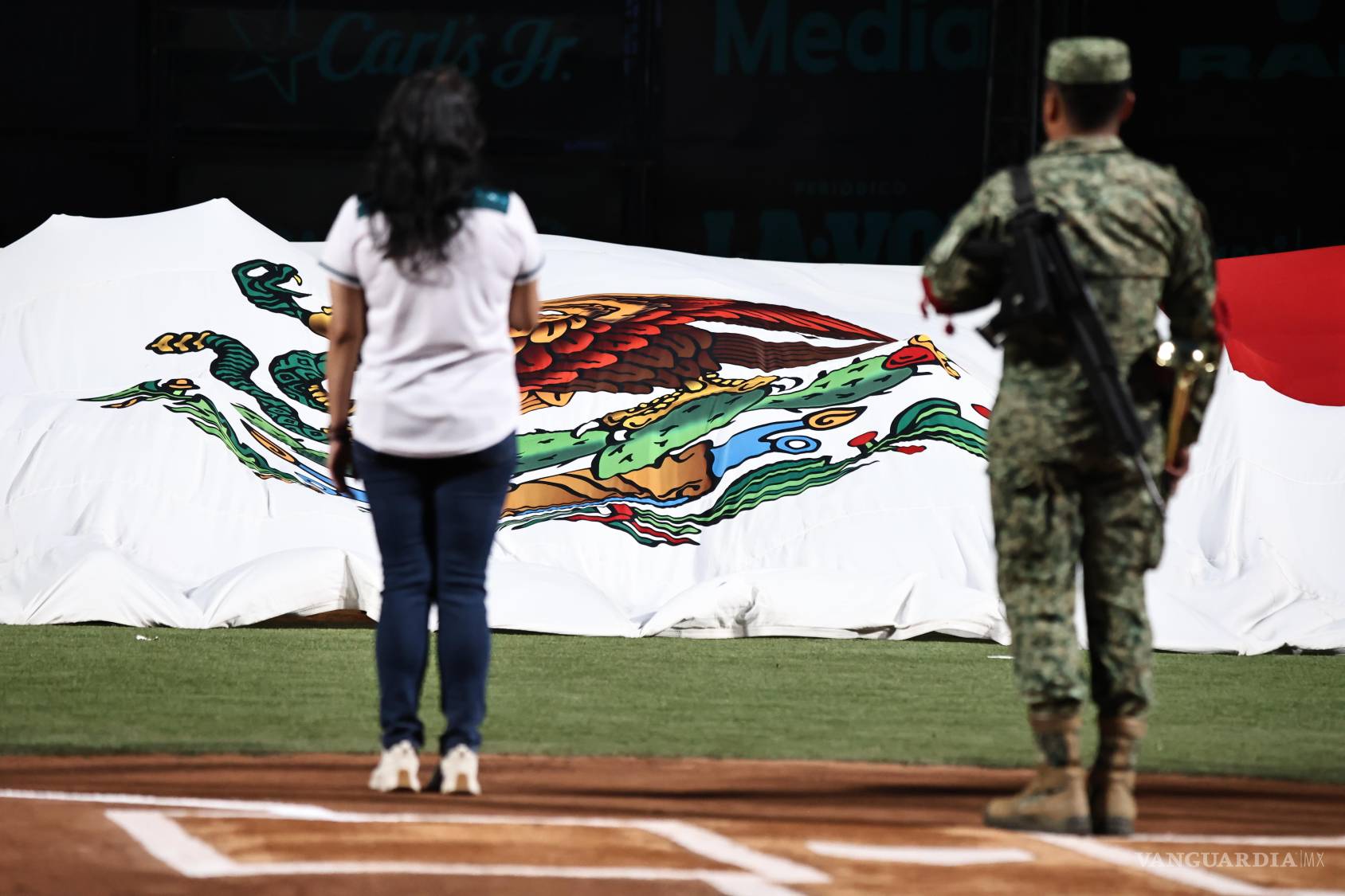 $!La ceremonia incluyó honores a la bandera en un momento de solemnidad en el Madero.