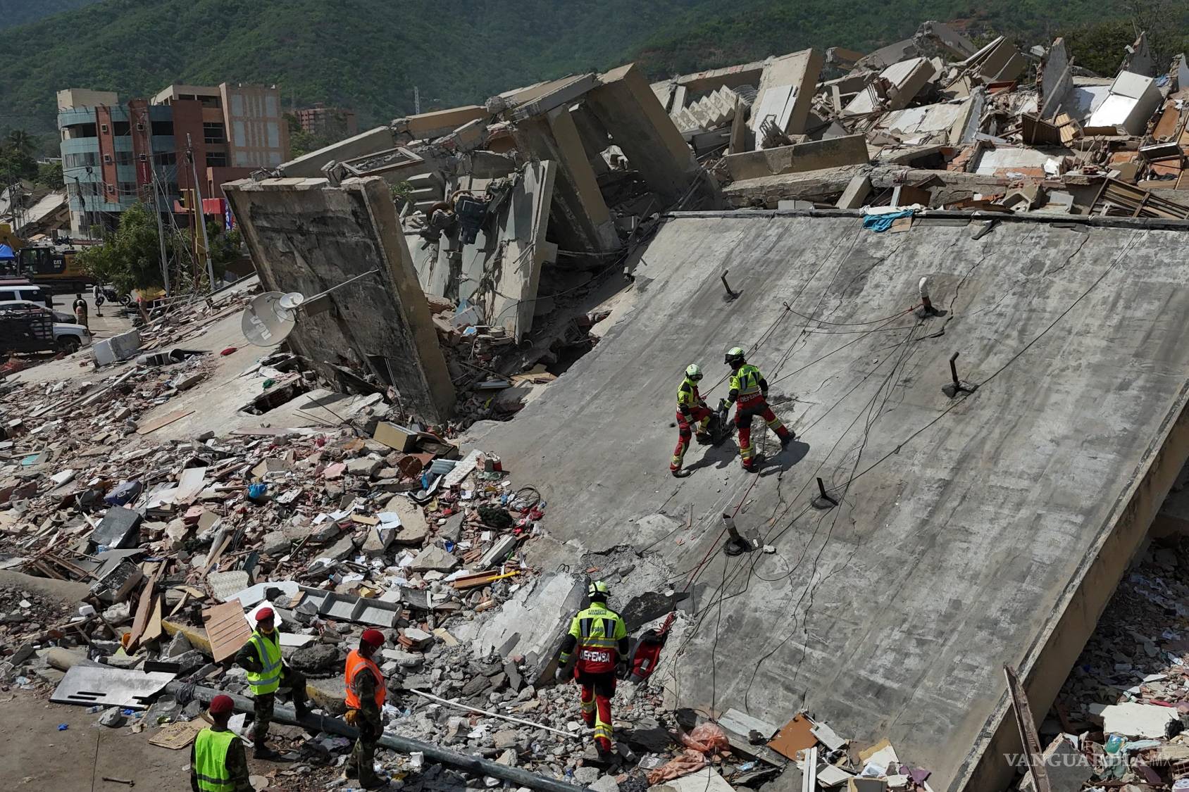 $!Equipos de rescate del Ejército mexicano buscan a personas atrapadas en edificios derrumbados tras los terremotos que azotaron La Guaira, Venezuela.
