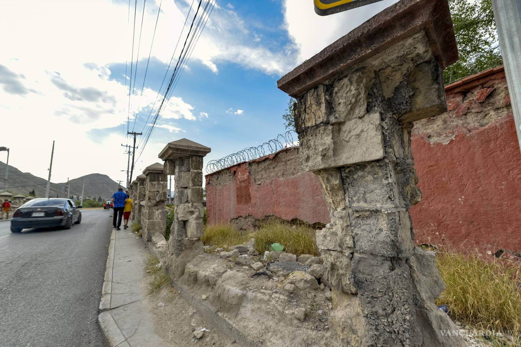 $!Graves daños resienten ya los muros que bordean el puente.