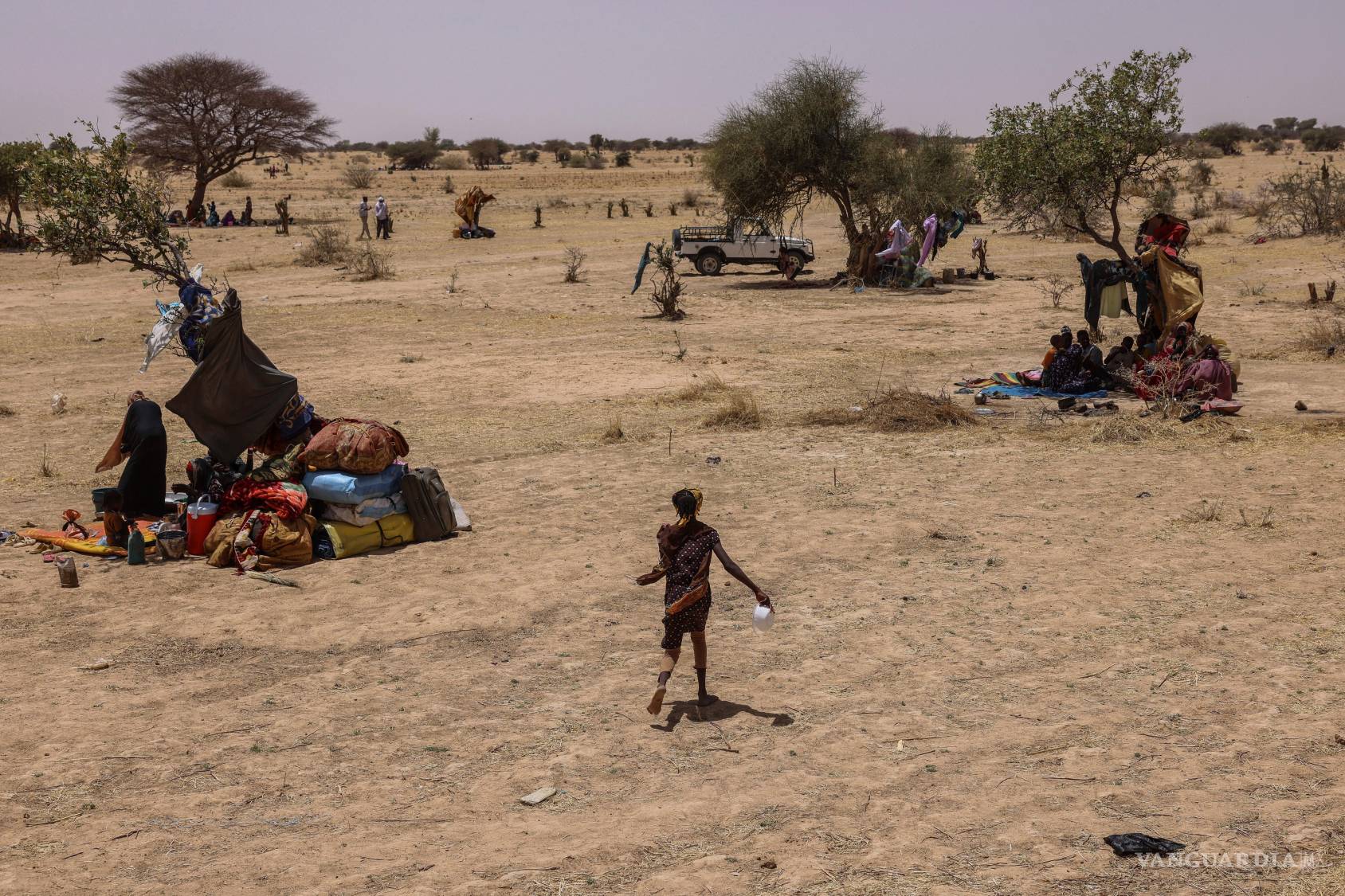 $!Refugiados corren en busca de comida en el campamento de tránsito de Tine, en la provincia de Wadi Fara, en Chad, el 4 de mayo de 2025.