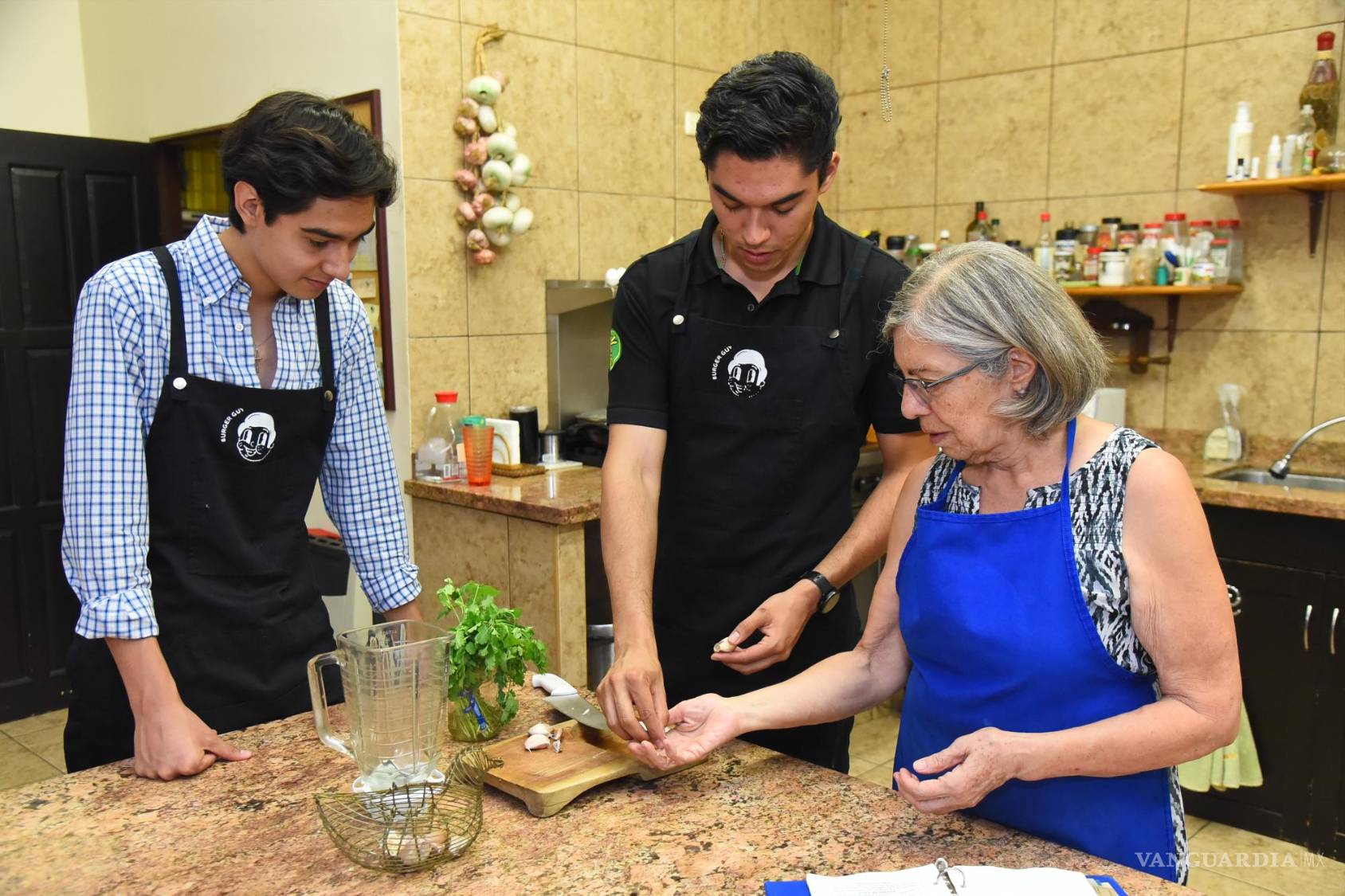 $!Patricia, Alejandro y Gerardo prepararon pollo en pepitoria.