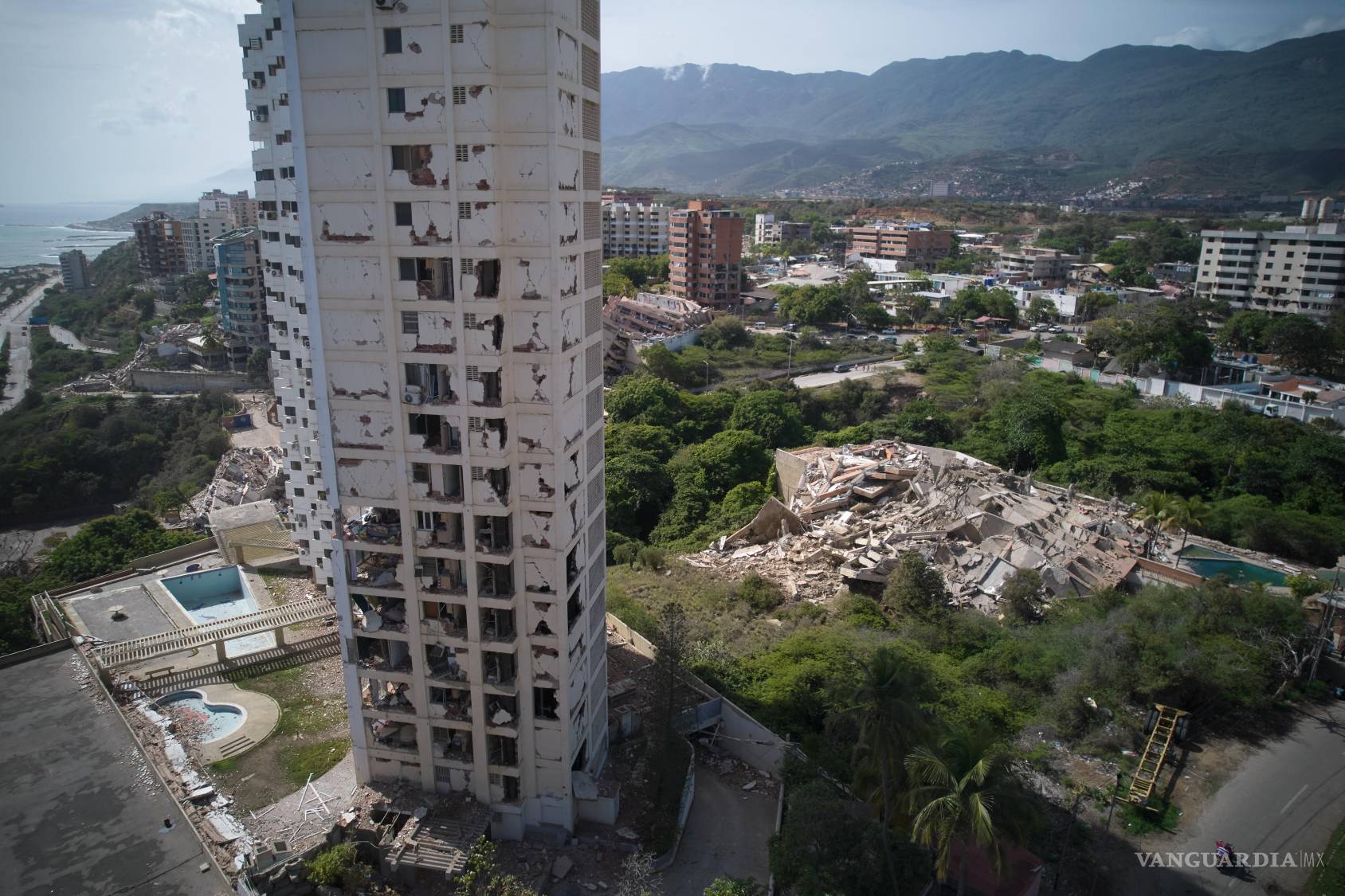 $!Edificios dañados permanecen en pie un día después de que los terremotos azotaran La Guaira, Venezuela, el jueves 25 de junio de 2026.
