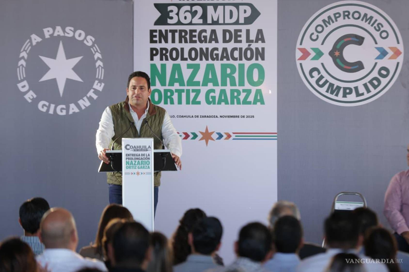 $!La entrega fue encabezada por el Gobernador Manolo Jiménez Salinas y el Alcalde Javier Díaz González, ante la presencia de habitantes beneficiados.