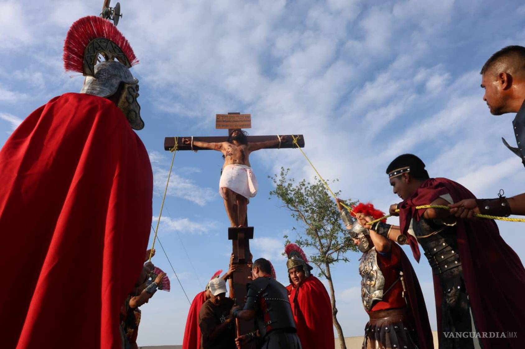 $!El silencio envolvió a los asistentes durante la crucifixión en el Mirador.