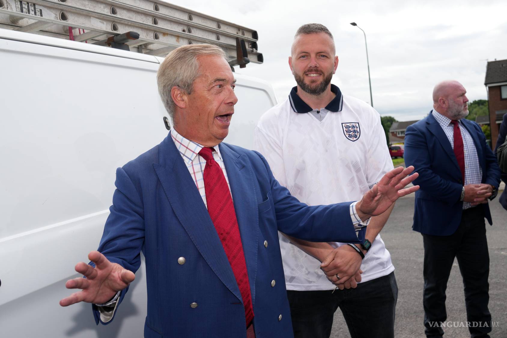 $!El líder del Partido Reformista, Nigel Farage, y el candidato local, Rob Kenyon, llegan a un colegio electoral para una elección parcial en Makerfield, Inglaterra.