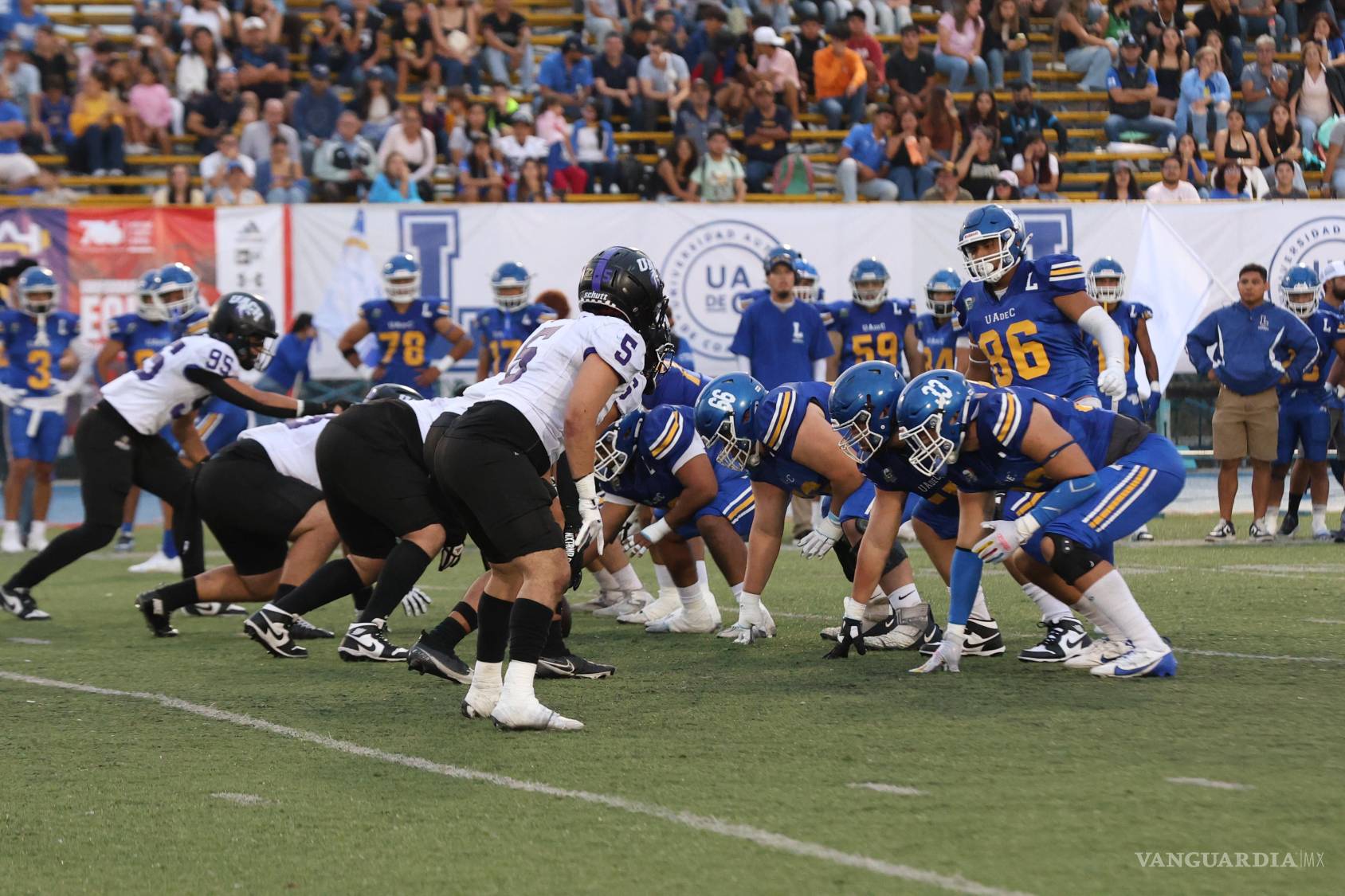 $!El color universitario se hizo presente en las tribunas del Estadio Jorge Castro.