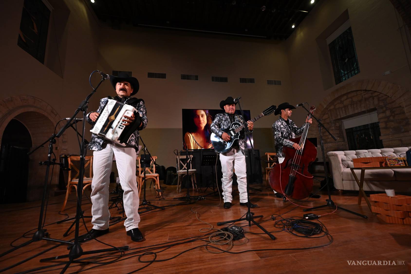 $!Fiesta. Uno de los momentos estelares fue cuando la música puso el ritmo con un tradicional fara fara saltillense.