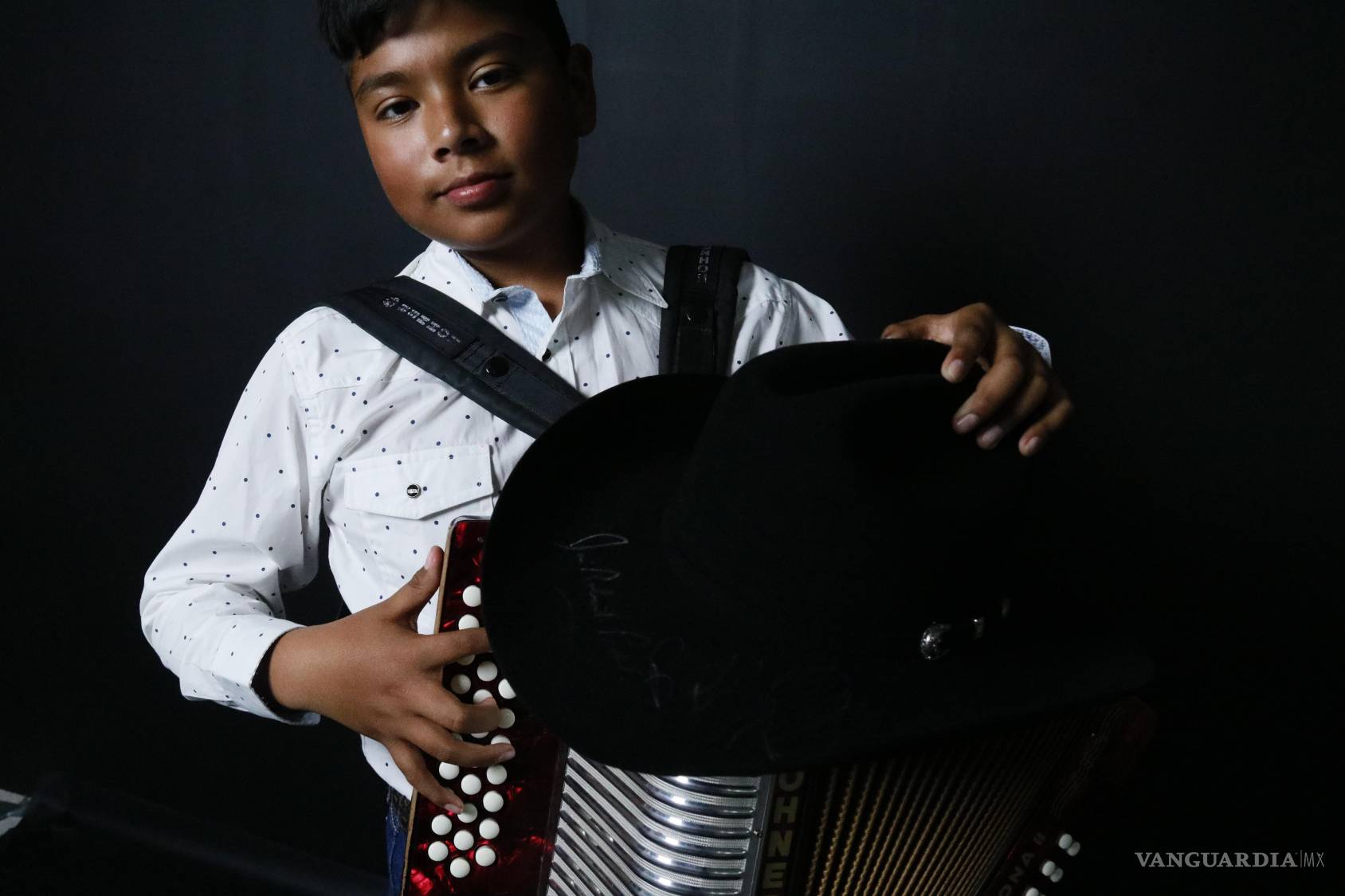 $!Conoce a Edgar, el niño acordeonista que tocó junto a Bobby Pulido en Saltillo