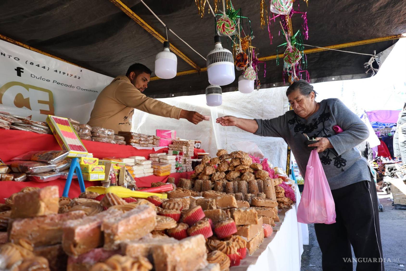 $!Familias enteras llenaron las calles de Saltillo, haciendo compras o cumpliendo mandas en honor a la Virgen Morena.