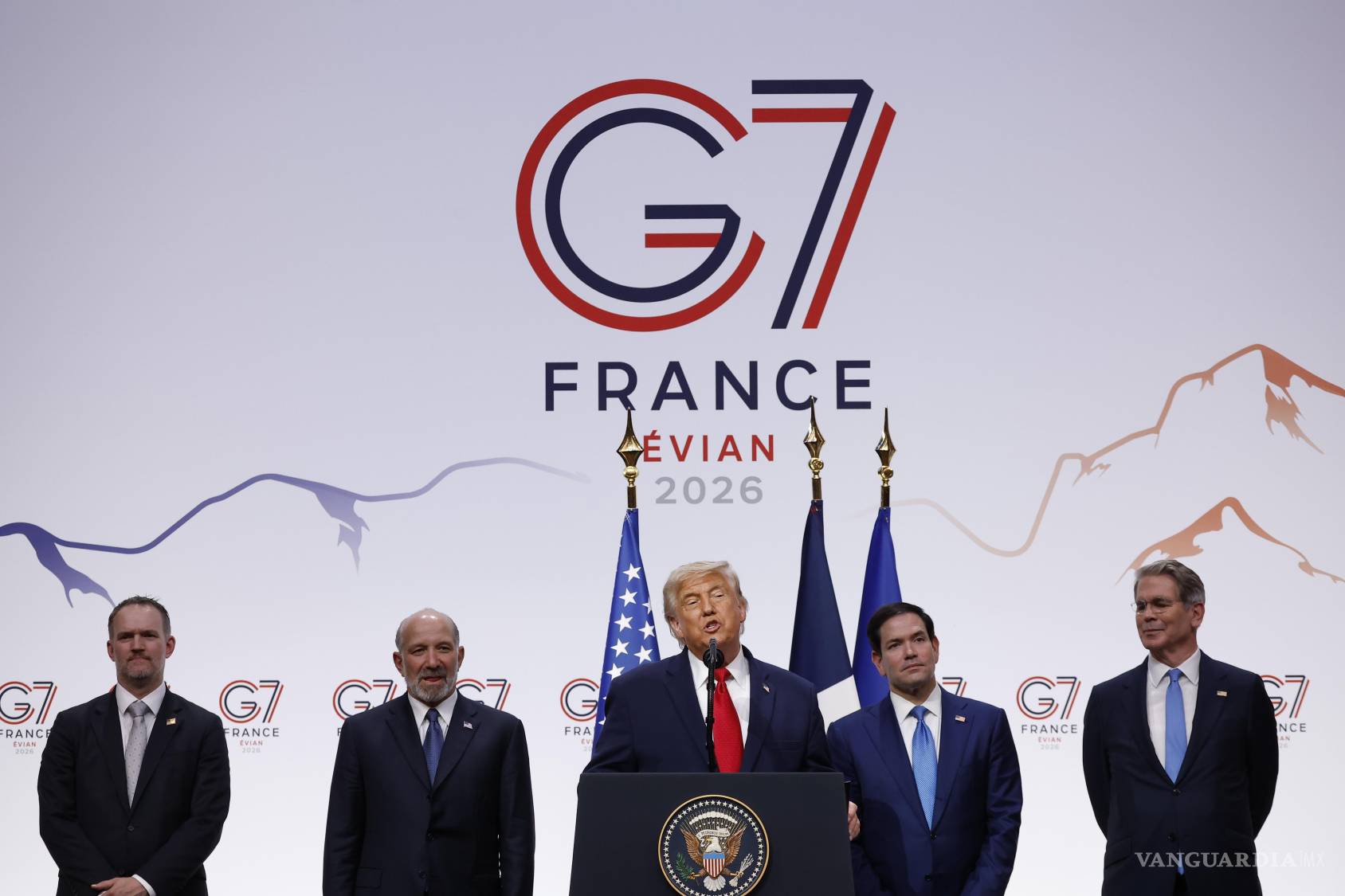 $!El presidente de Estados Unidos, Donald Trump, asiste a una rueda de prensa en el Hotel Royal durante la cumbre del G7 en Evian-les-Bains, Francia.