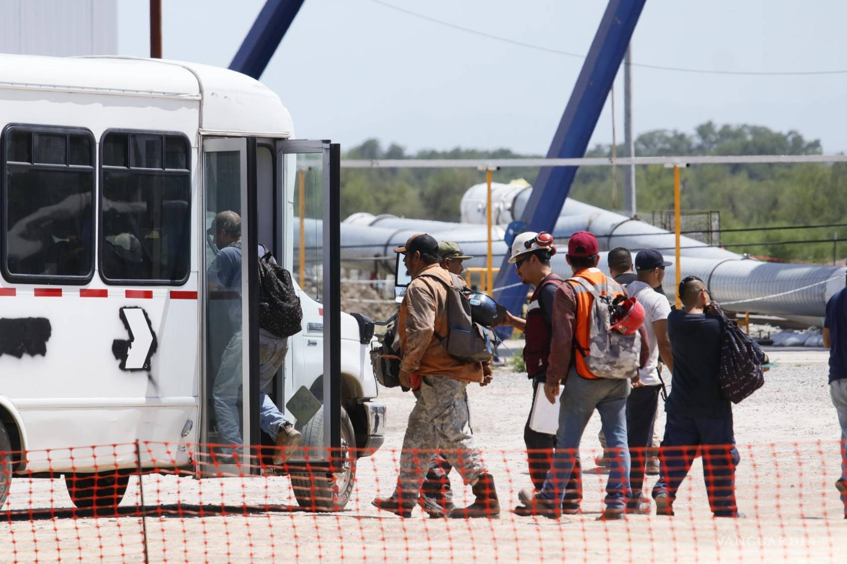 $!El trajinar diario de los trabajadores, es seguido con atención por las viudas.
