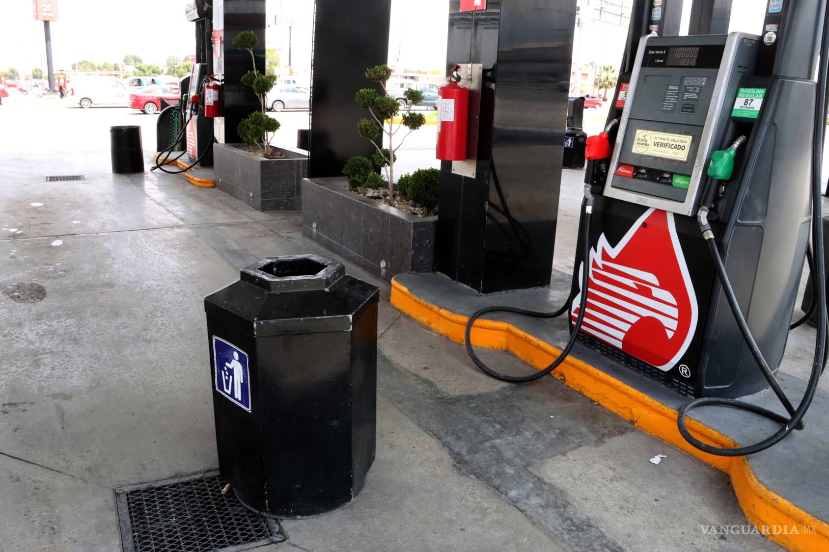 $!Algunas gasolineras de la ciudad presentaron cierres por falta de combustible, algo que desconcertó a los usuarios.