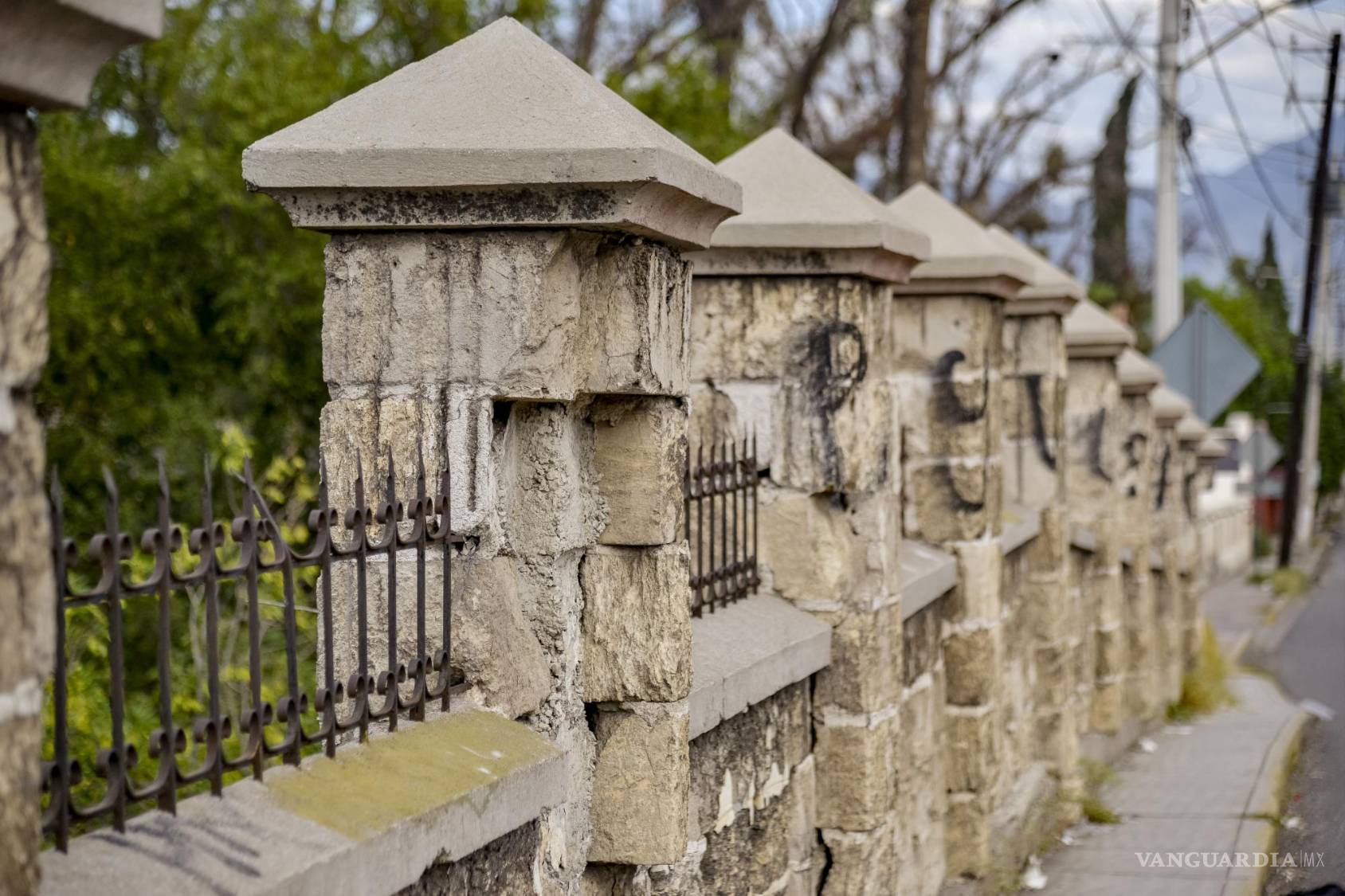 $!El puente se encuentra deteriorado de sus columnas.