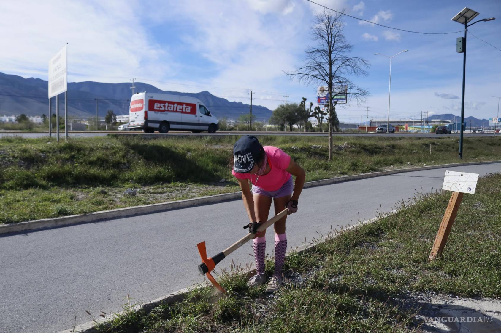 $!Reclamando su espacio: Ciudadanos se organizan para limpiar la ciclovía, ignorada por las autoridades locales.