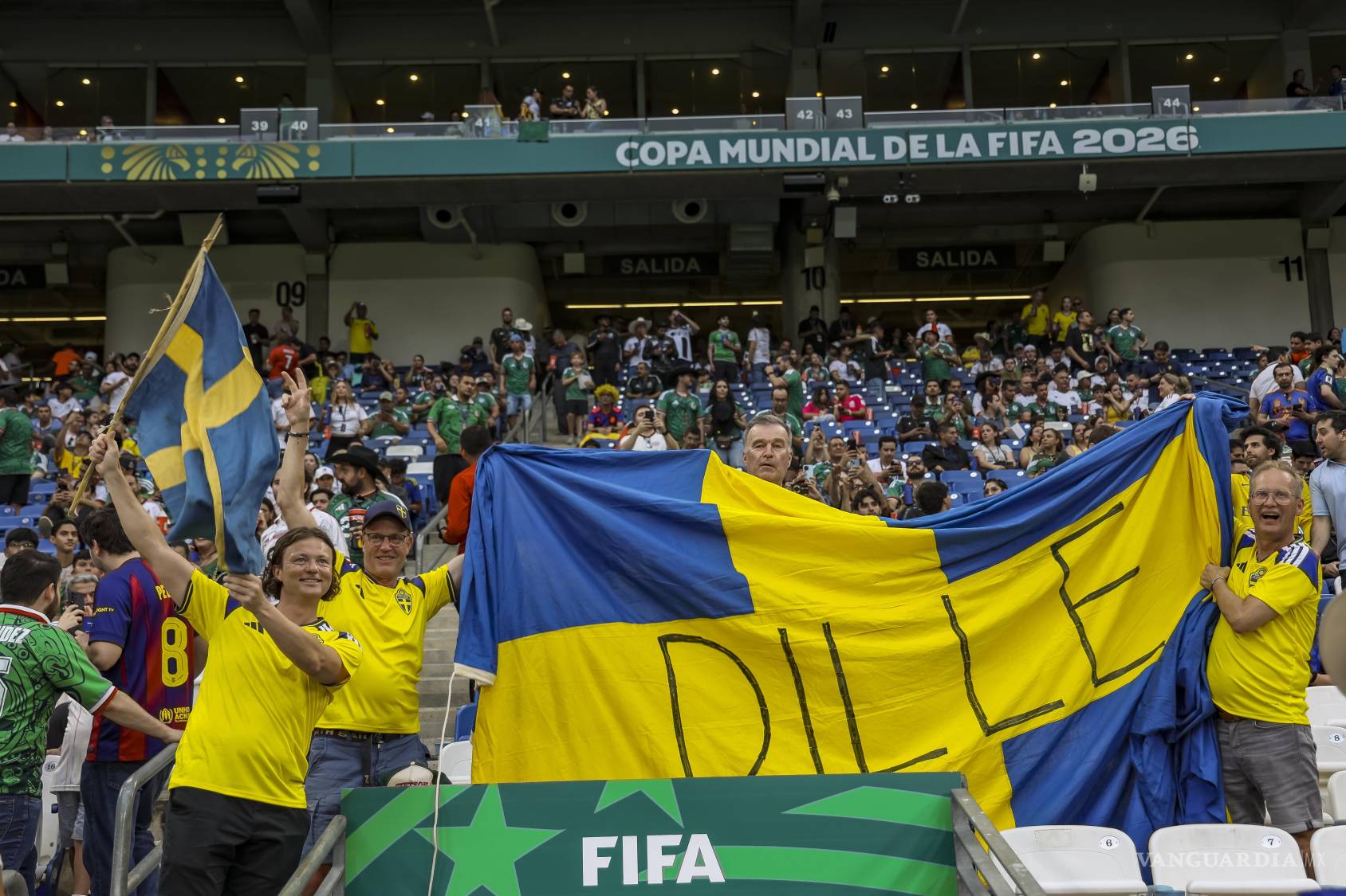 $!Desde Veracruz hasta Argentina: la fiesta multicultural inunda el Estadio Monterrey