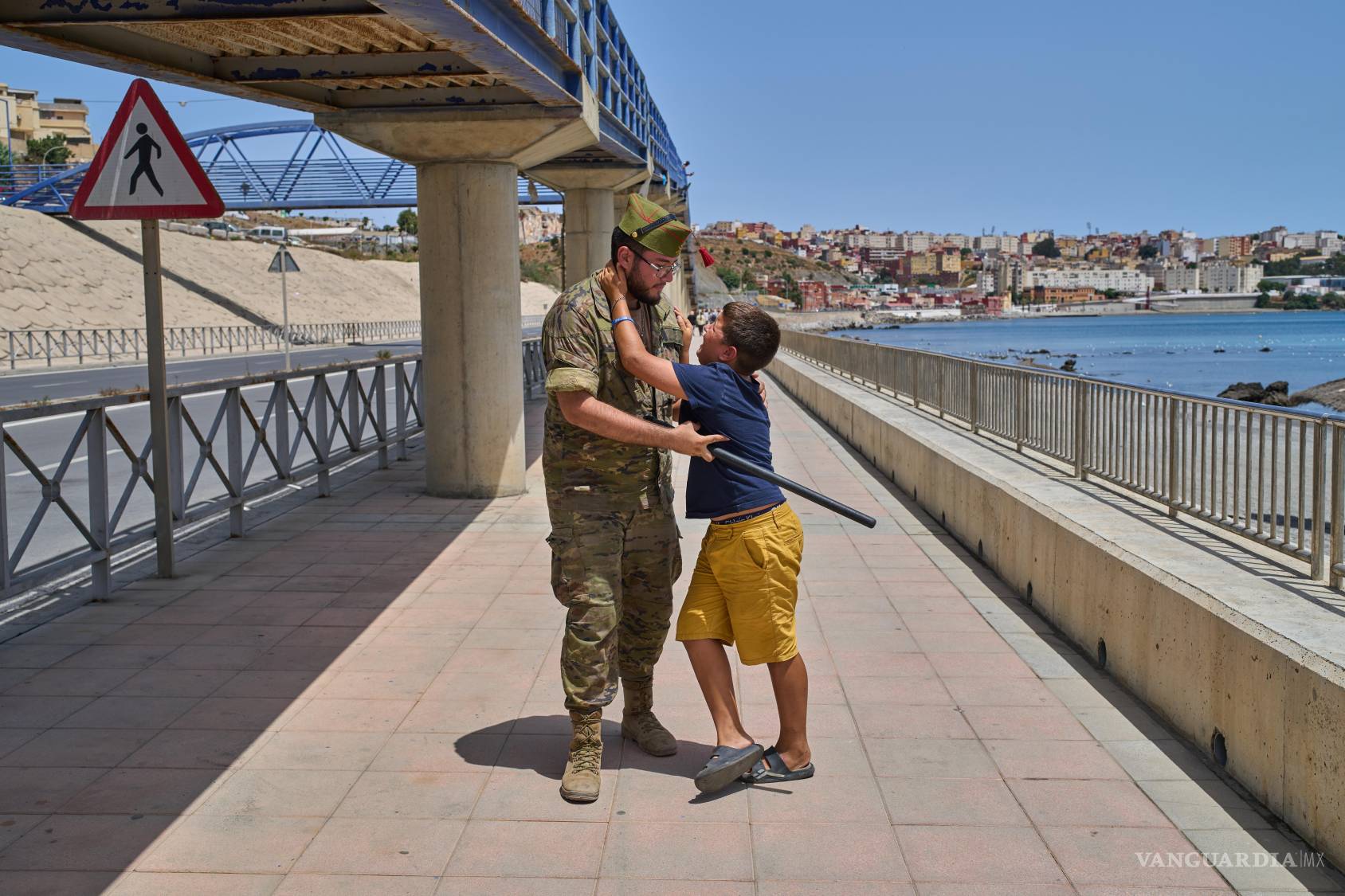 $!Un niño de 12 años que cruzó solo a España es escoltado por un soldado español hasta la frontera con Marruecos ; el niño suplica no ser enviado de vuelta, en Ceuta.