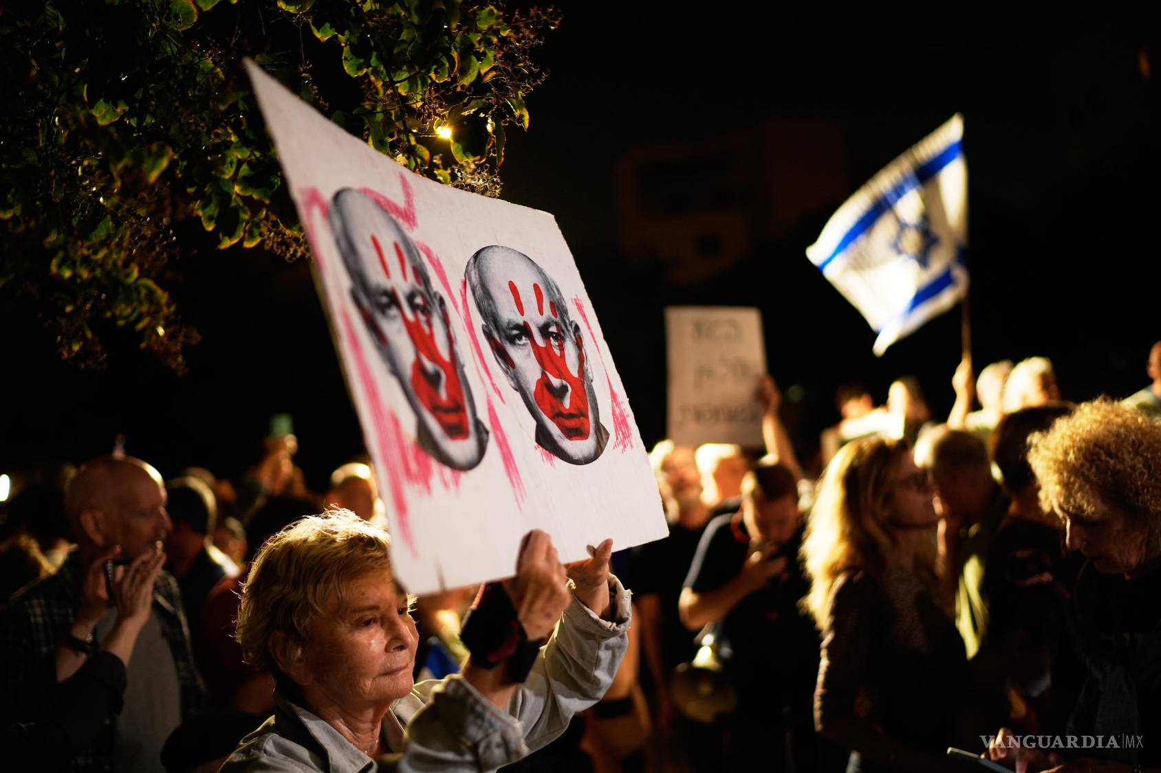 $!Activistas de izquierda israelíes piden un gobierno que incluya a partidos árabes, frente a la residencia de Gadi Eisenkot,líder del partido Yashar, en Herzliya, Israel.