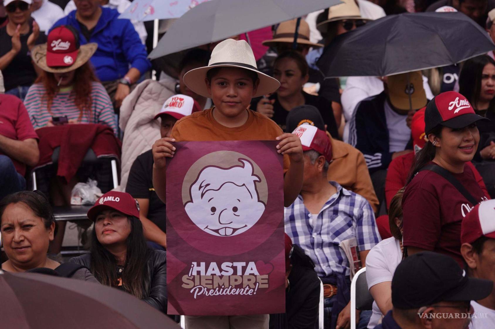 $!Seguidores de Morena y del presidente Andrés Manuel López Obrador fueron parte del último informe del mandatario en el Zócalo de la CDMX | Foto: Cuartoscuro