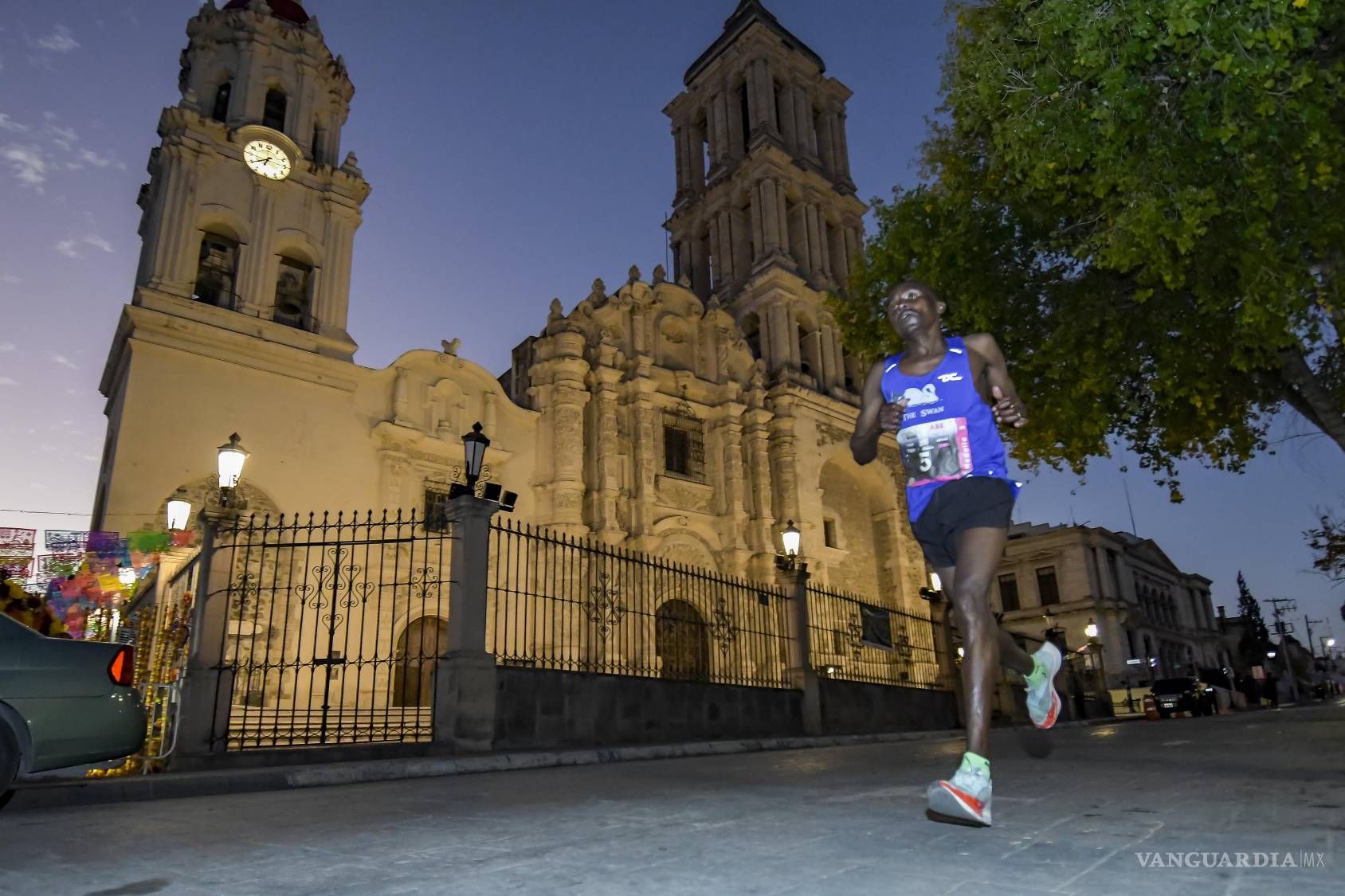 $!Más de mil corredores participaron en la cuarta edición del Maratón Saltillo La Moderna.