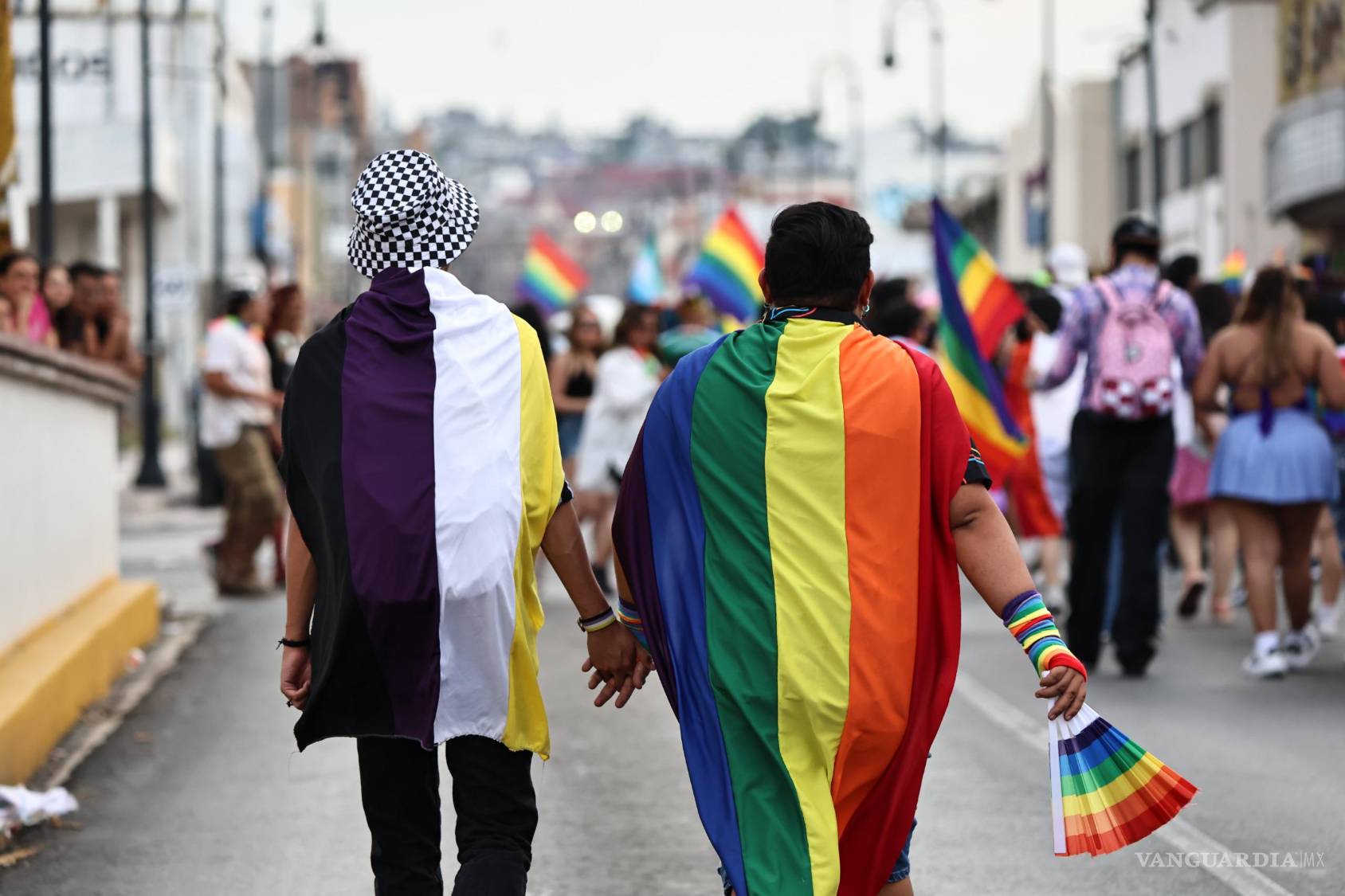 $!Banderas multicolores, carros alegóricos y mensajes de inclusión acompañaron el recorrido que culminó en la Plaza de Armas, donde se desarrollaron actividades culturales y artísticas.