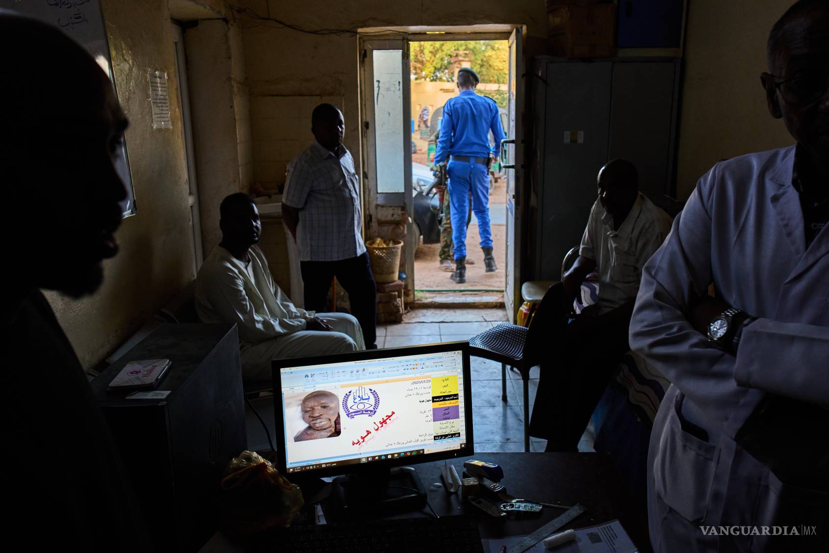 $!Una pantalla de ordenador muestra el registro de un cadáver no identificado en la base de datos de personas desaparecidas del Hospital Al Nao en Omdurman, Sudán.